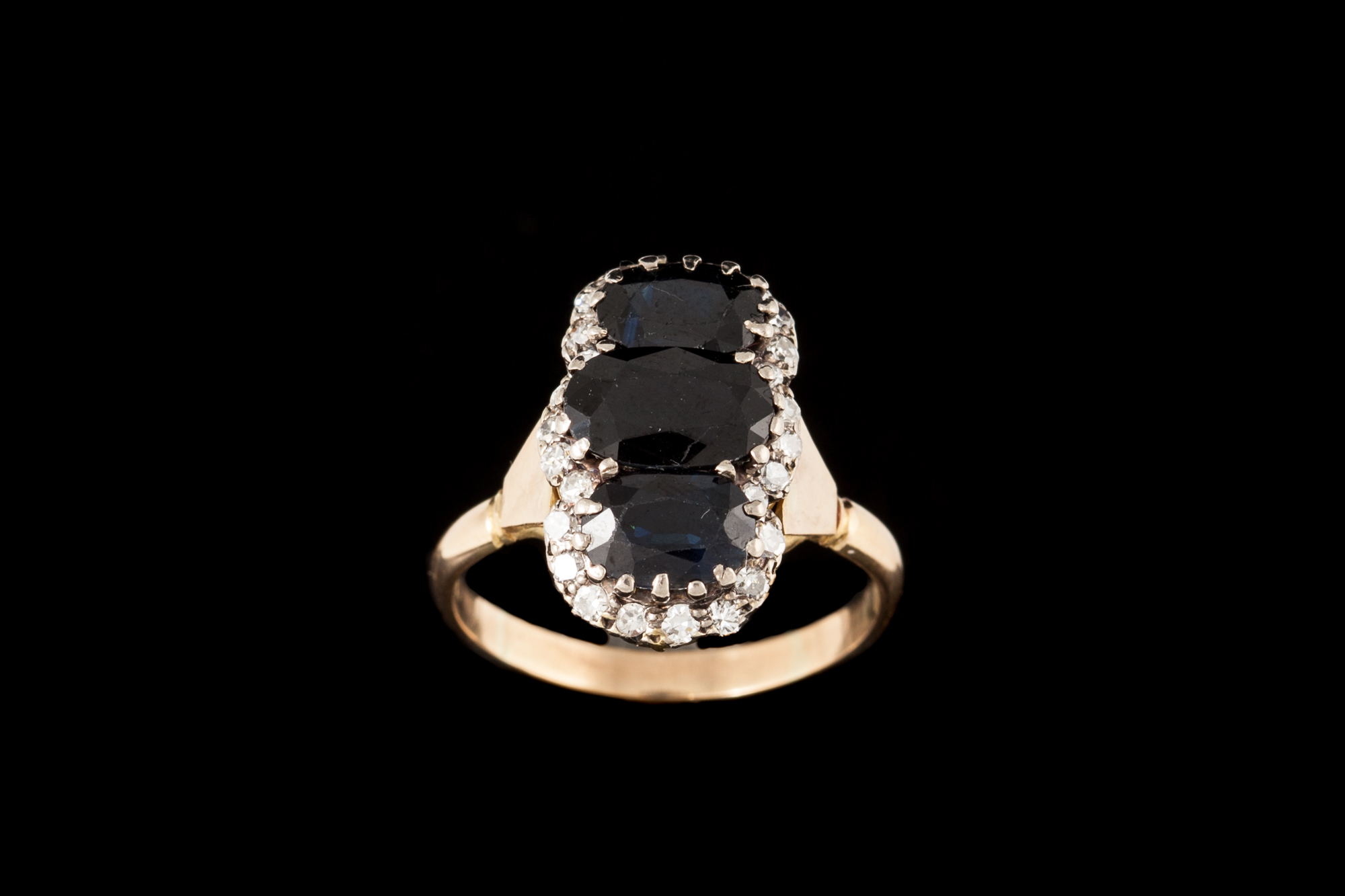 A SAPPHIRE AND DIAMOND CLUSTER RING,