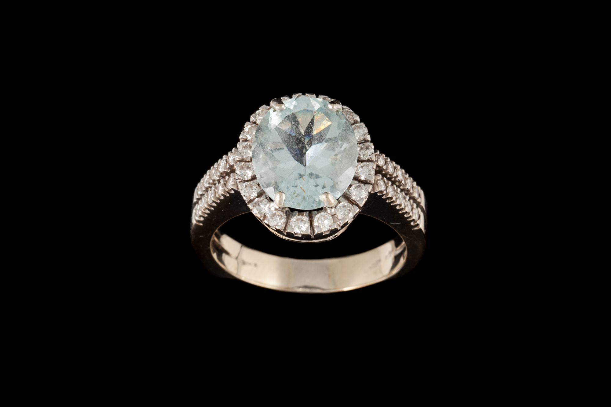 AN AQUAMARINE AND DIAMOND CLUSTER RING, with aquamarine of approx. 4.37ct, diamonds of approx. 1.