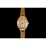 A GOLD VINTAGE OVAL WRIST WATCH