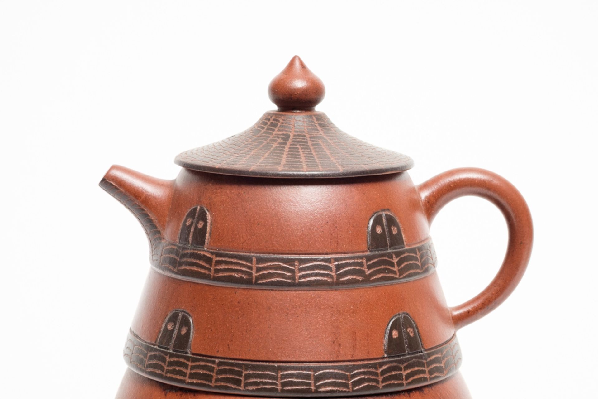 A Chinese yixing three-tiered tapering teapot and cover - Bild 2 aus 5