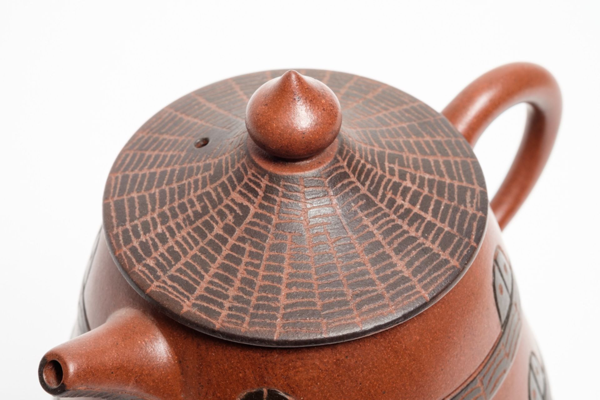A Chinese yixing three-tiered tapering teapot and cover - Bild 4 aus 5