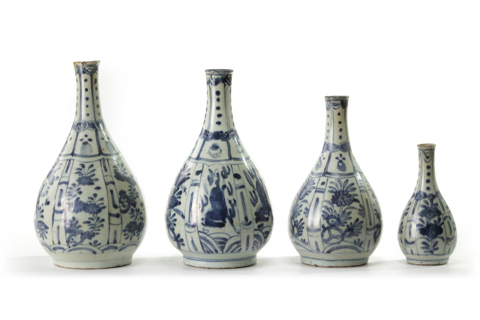 Four Chinese blue and white ‘Kraak porselein’ bottle vases - Bild 2 aus 5