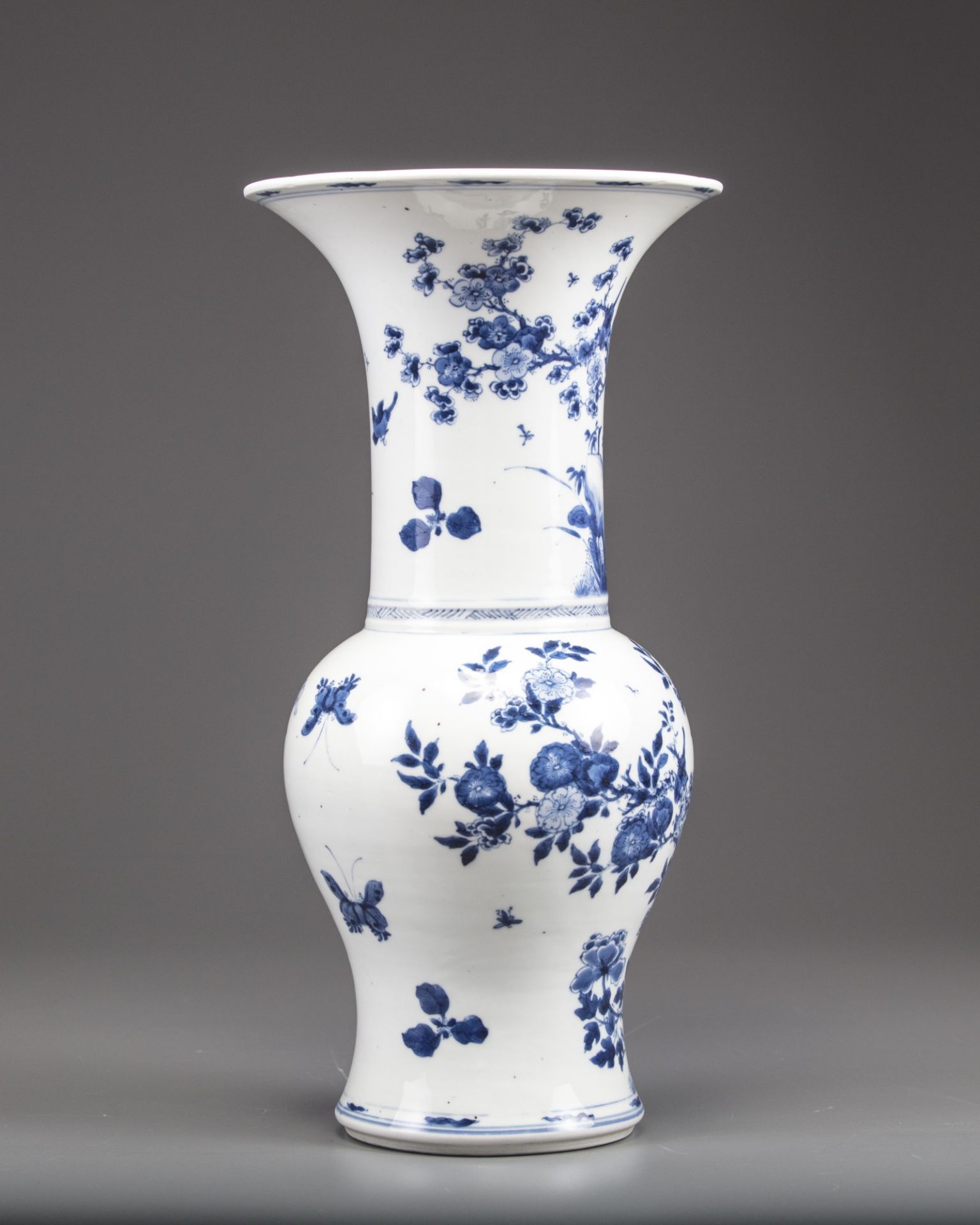 A Chinese blue and white phoenix-tail vase - Bild 4 aus 9
