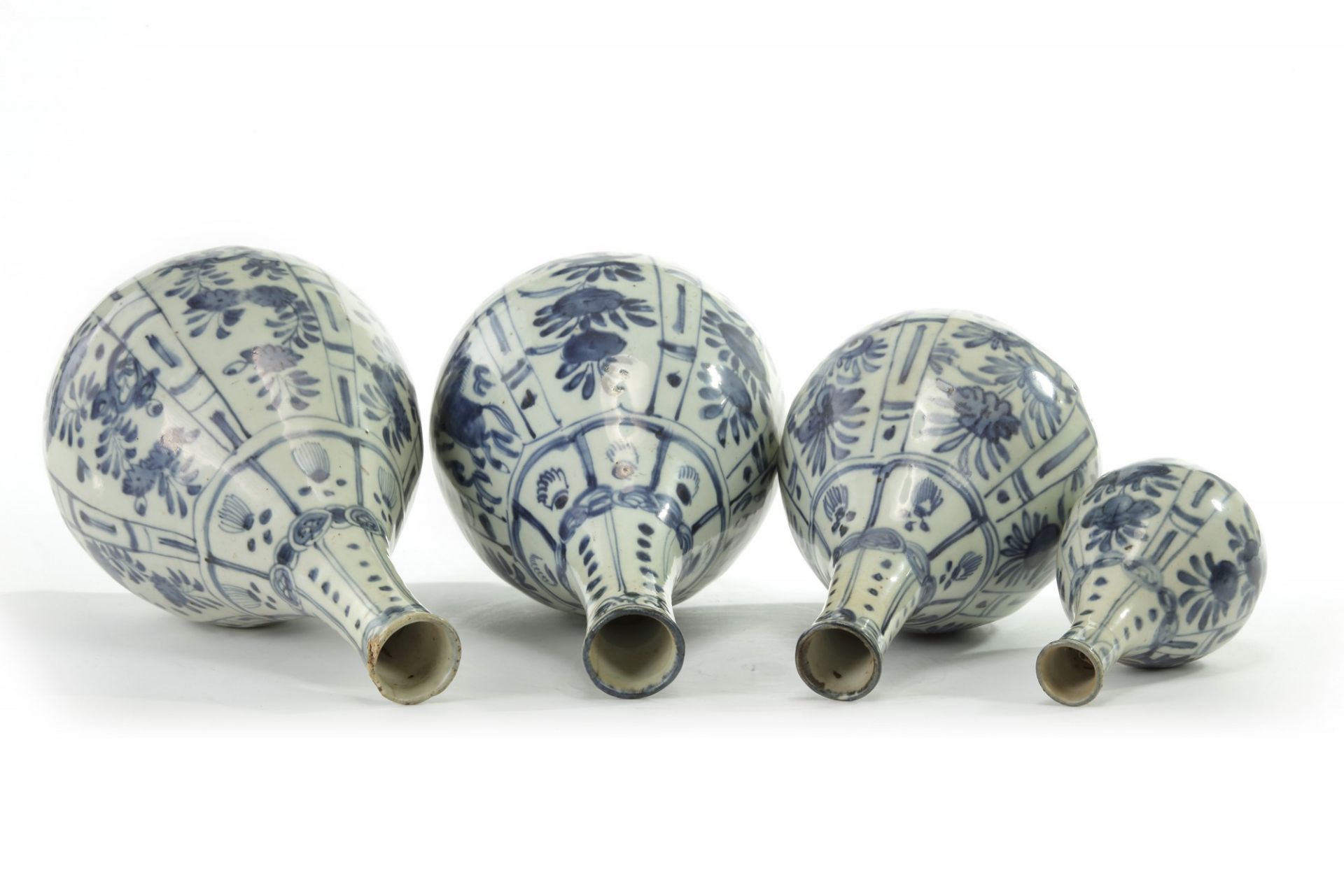 Four Chinese blue and white ‘Kraak porselein’ bottle vases - Bild 3 aus 5