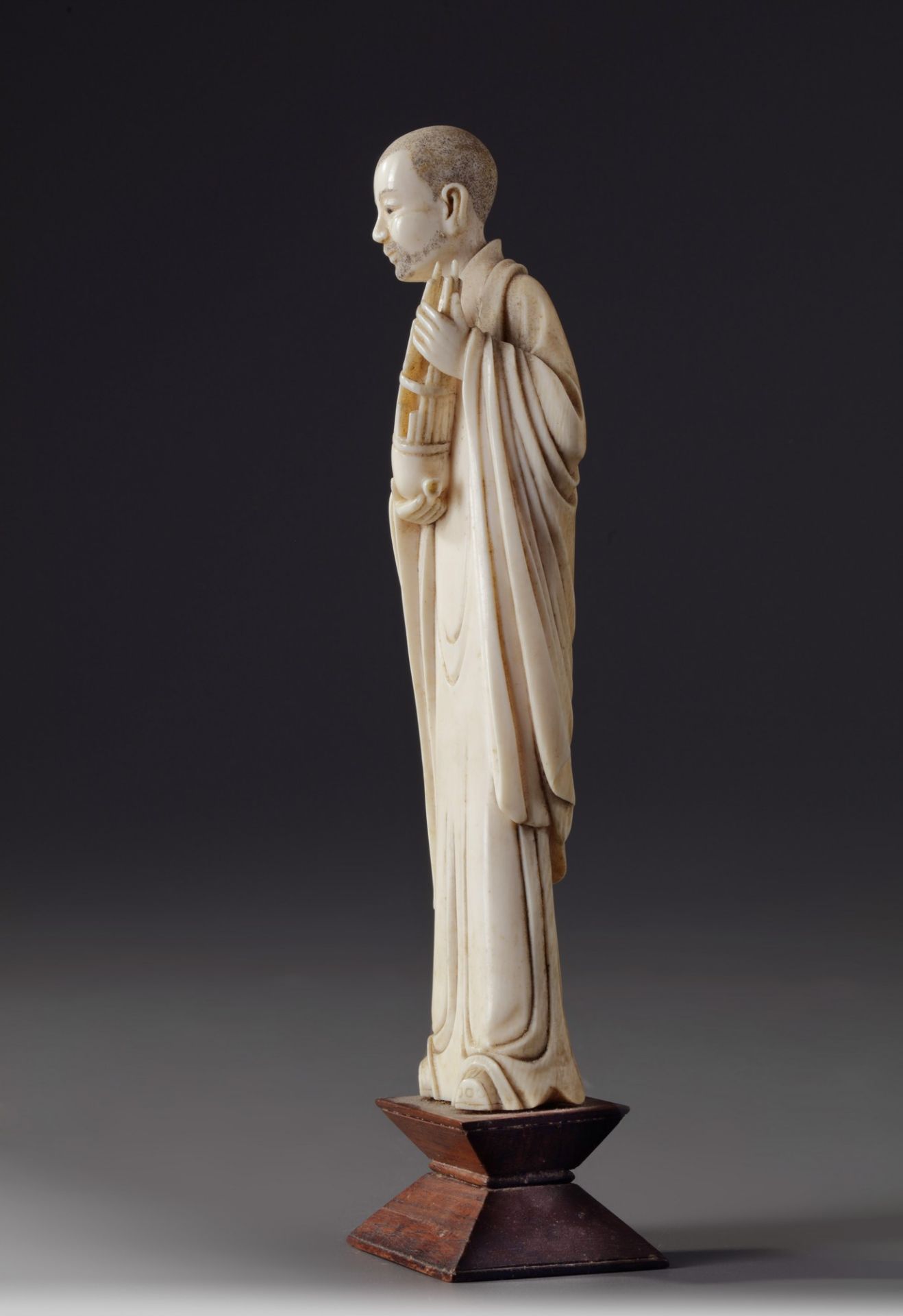 A Chinese ivory carving of a standing musician - Bild 2 aus 3