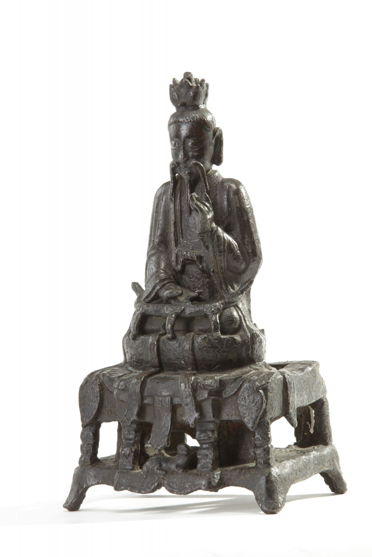 A Chinese bronze figure of a dignitary - Bild 2 aus 5