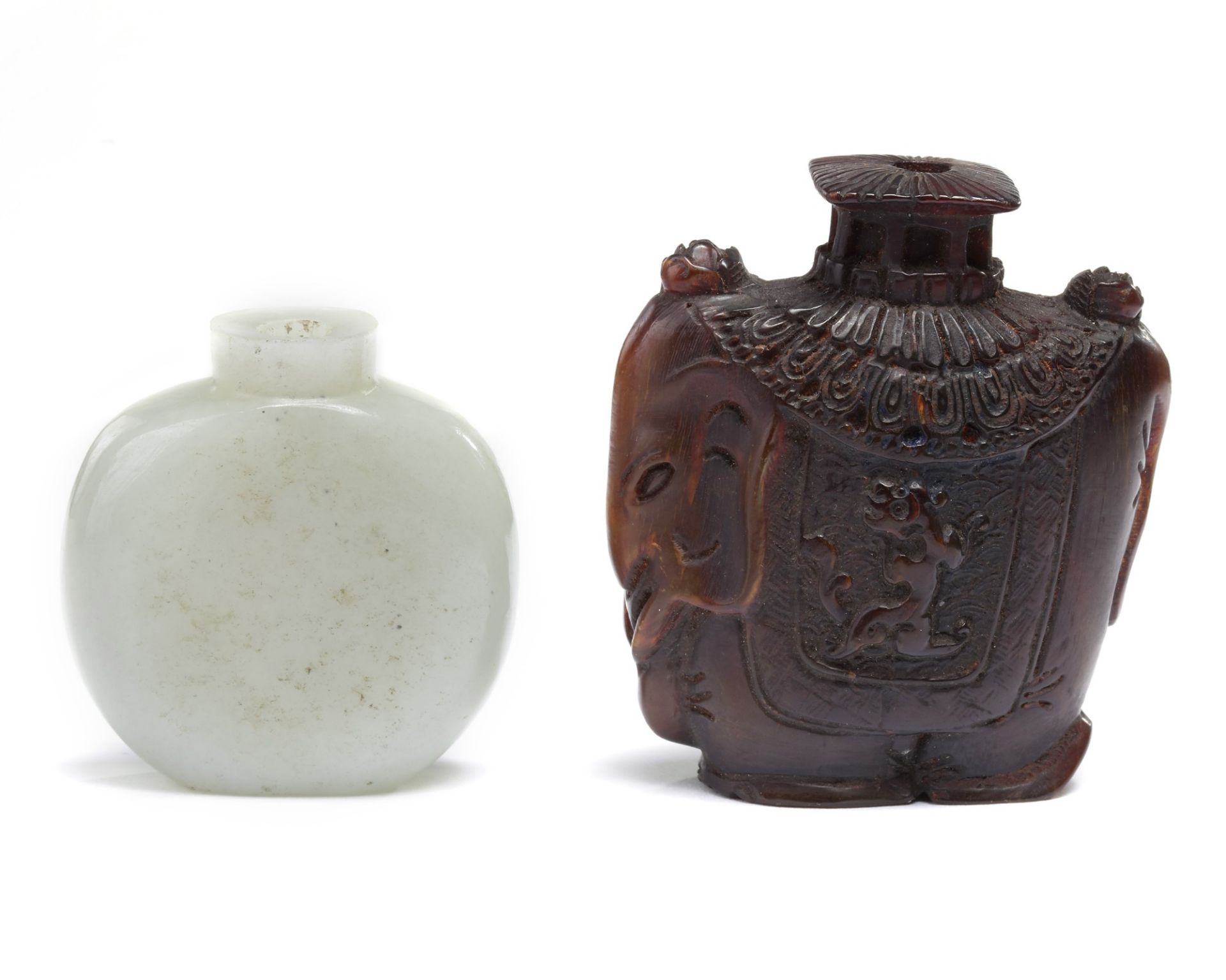 A Chinese pale celadon jade snuff bottle and a buffalo horn snuff bottle - Bild 3 aus 4