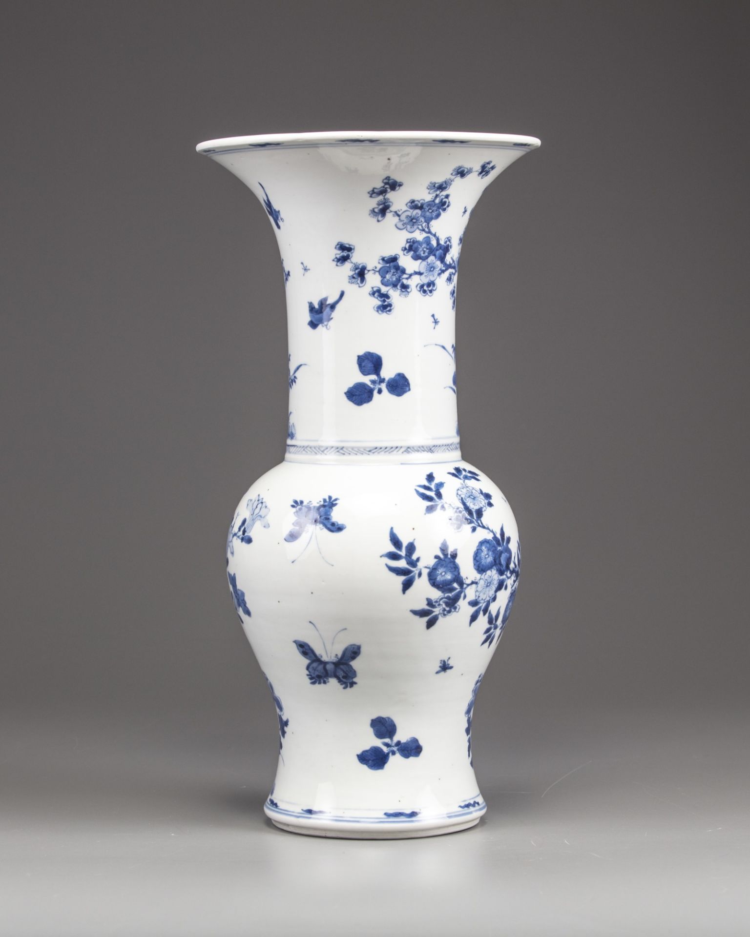 A Chinese blue and white phoenix-tail vase - Bild 6 aus 9