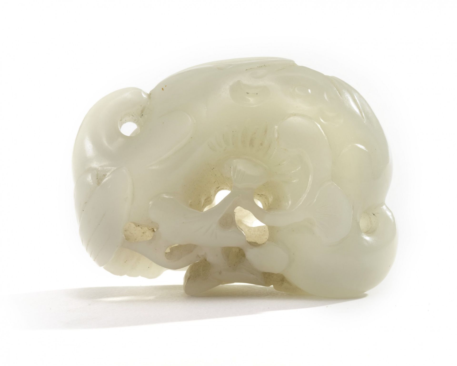 A Chinese white jade carving of a water caltrop - Bild 2 aus 3
