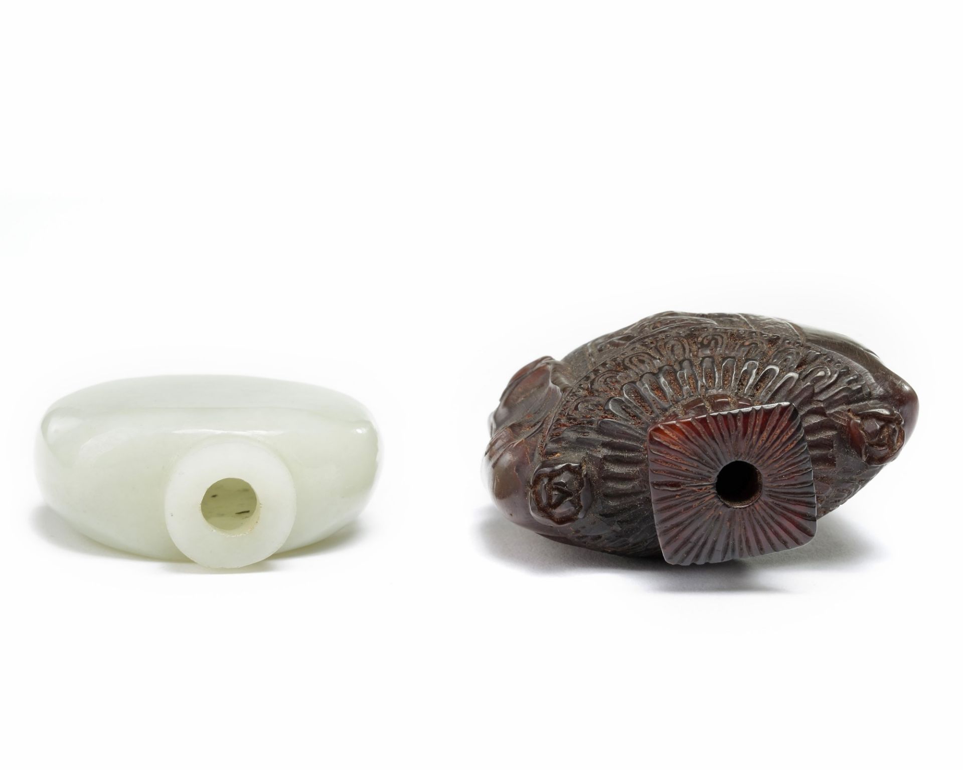 A Chinese pale celadon jade snuff bottle and a buffalo horn snuff bottle - Bild 4 aus 4