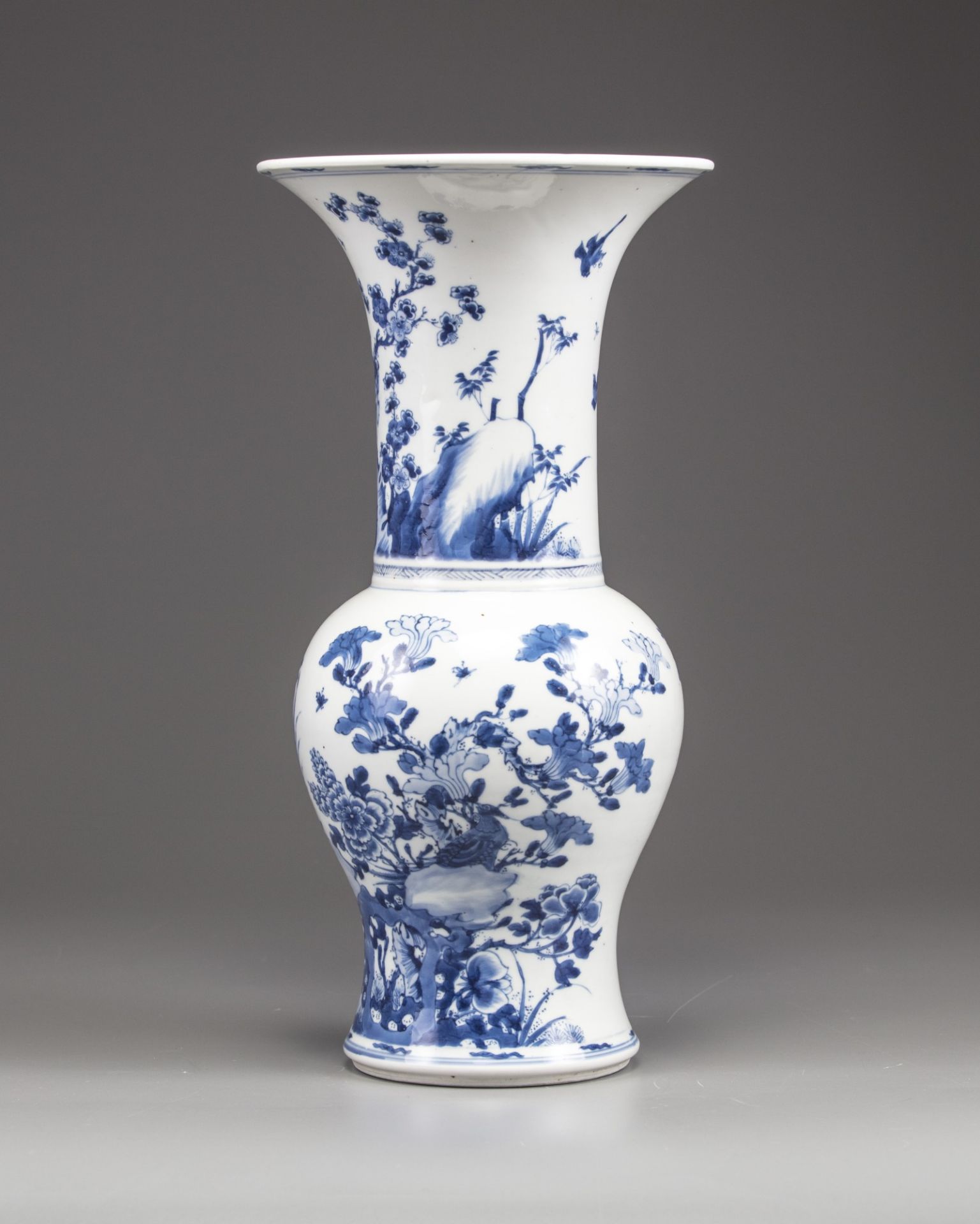 A Chinese blue and white phoenix-tail vase - Bild 5 aus 9