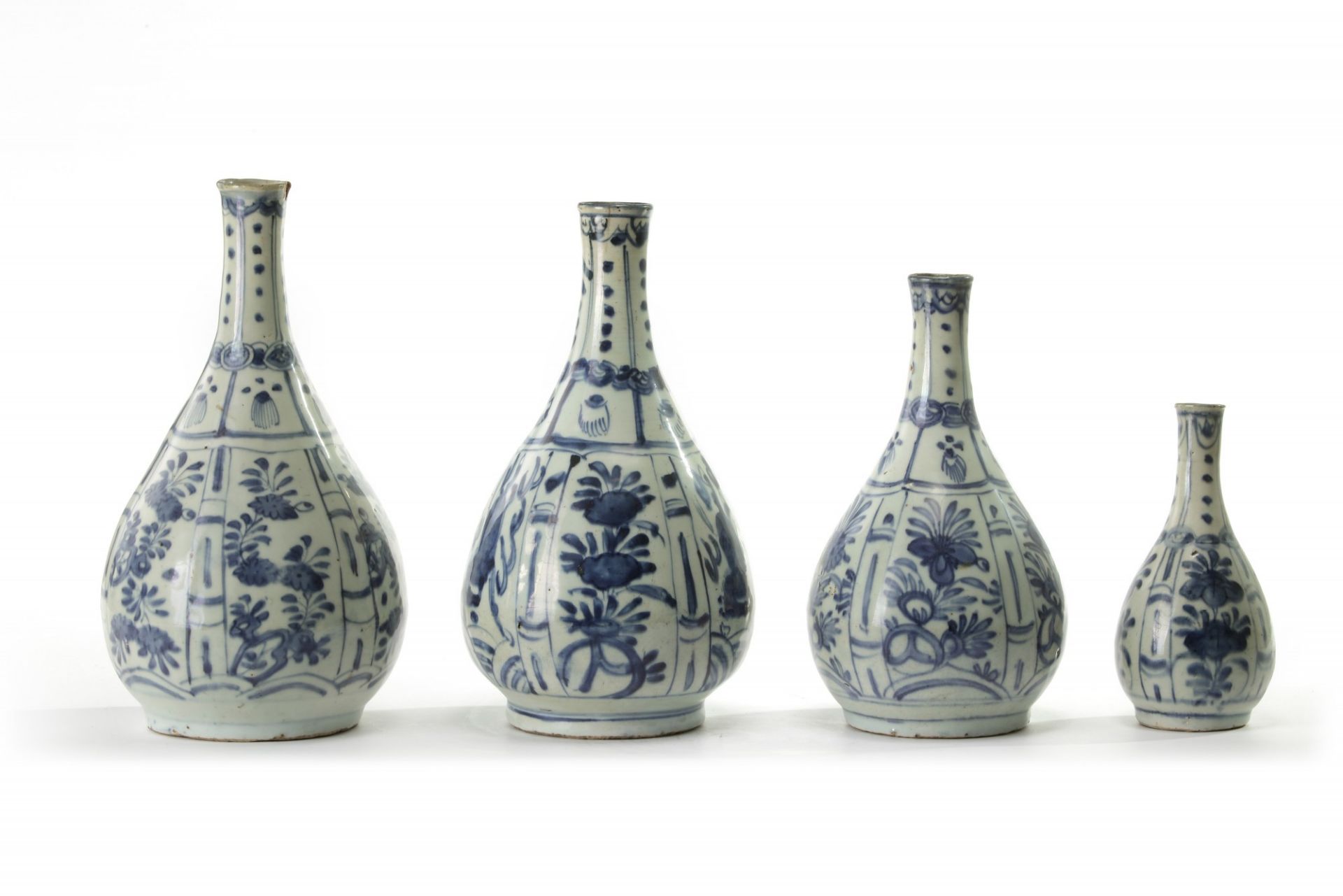 Four Chinese blue and white ‘Kraak porselein’ bottle vases - Bild 4 aus 5