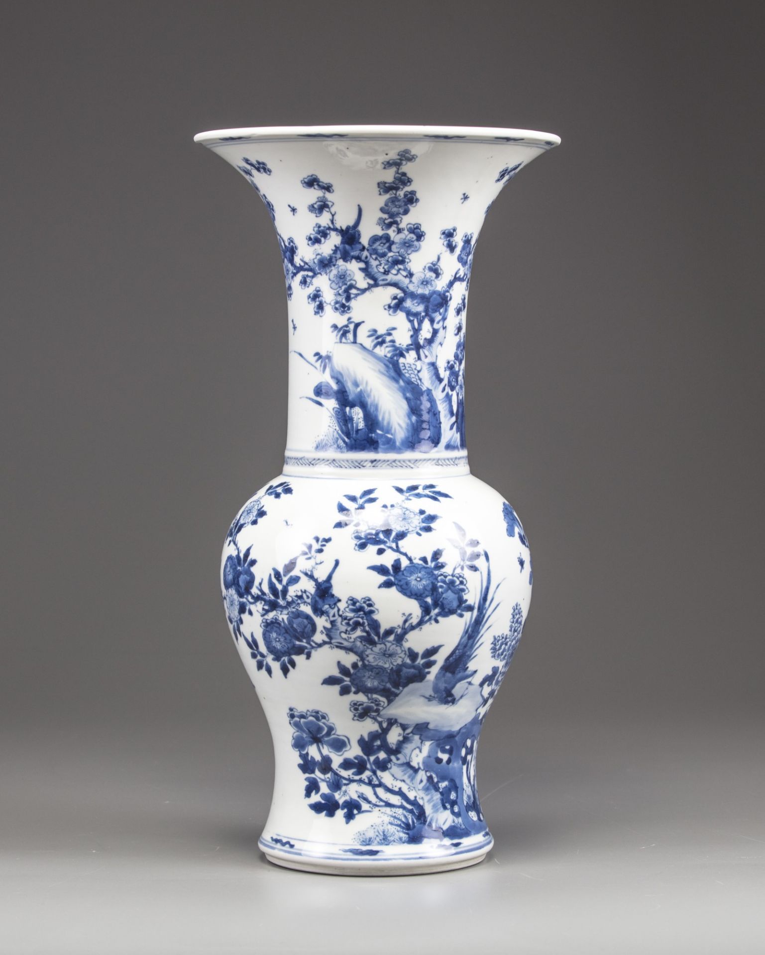 A Chinese blue and white phoenix-tail vase - Bild 2 aus 9
