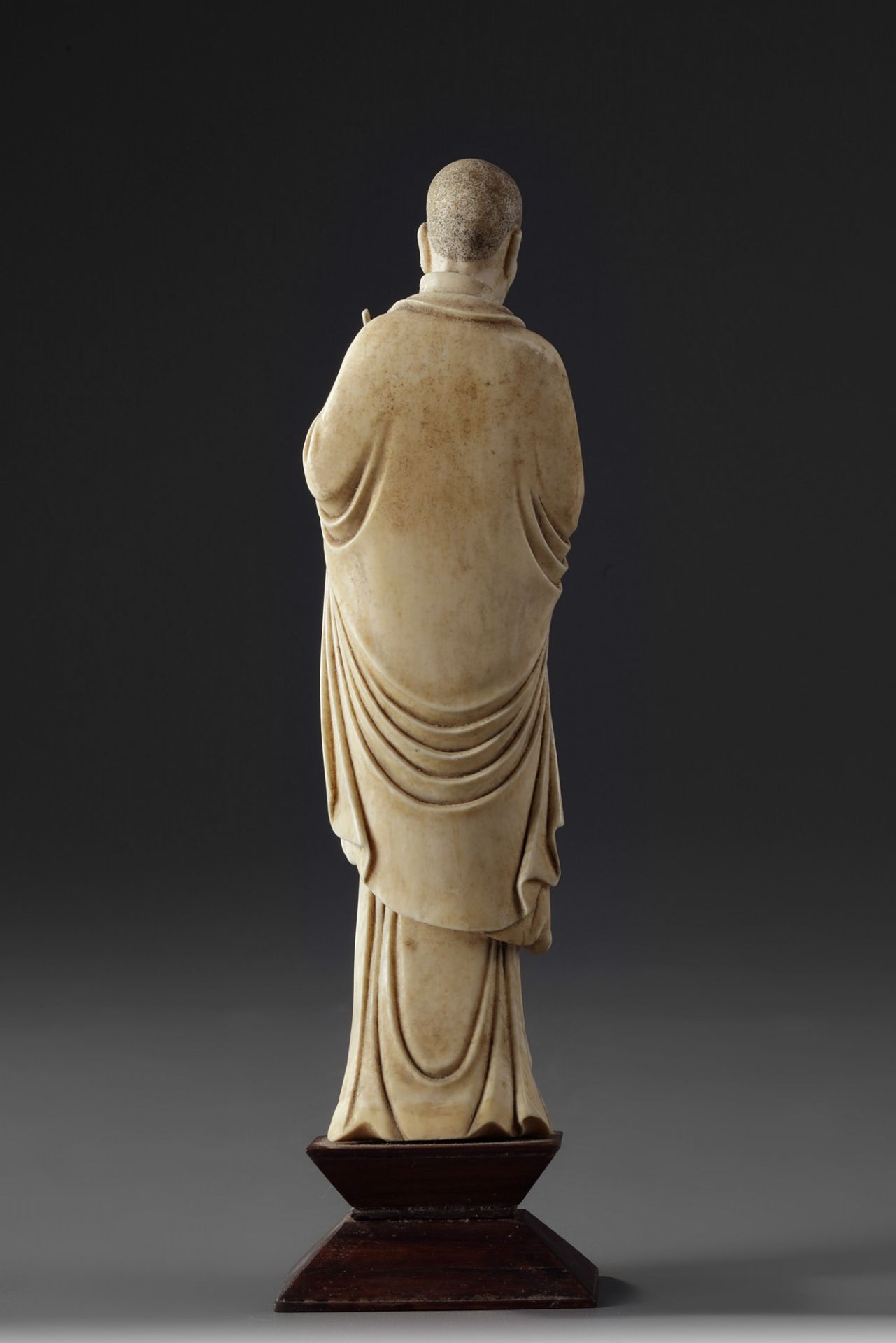 A Chinese ivory carving of a standing musician - Bild 3 aus 3