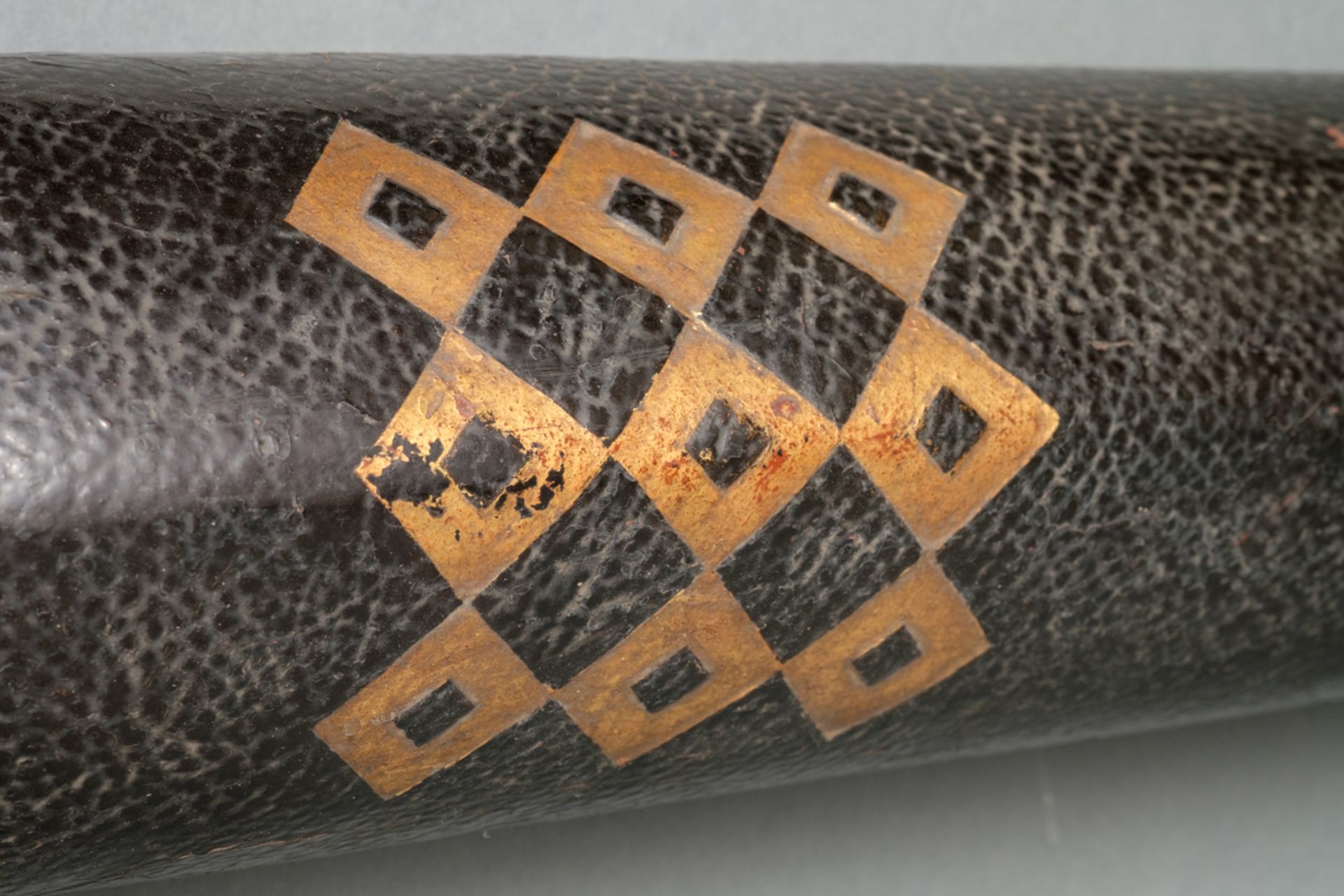 An exceptional wickerwork arrow case cover with black leather with a lid - Image 7 of 7