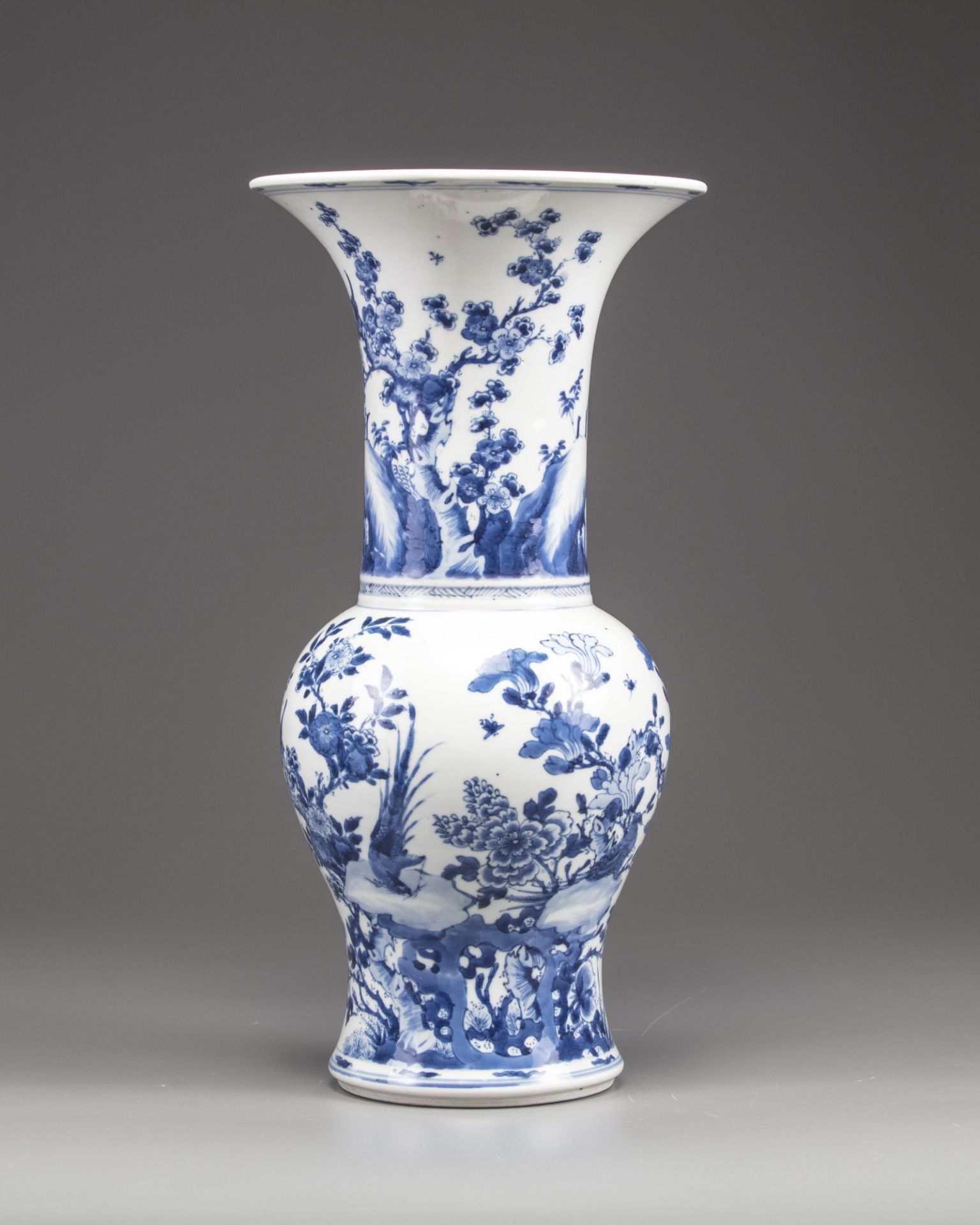 A Chinese blue and white phoenix-tail vase - Bild 3 aus 9