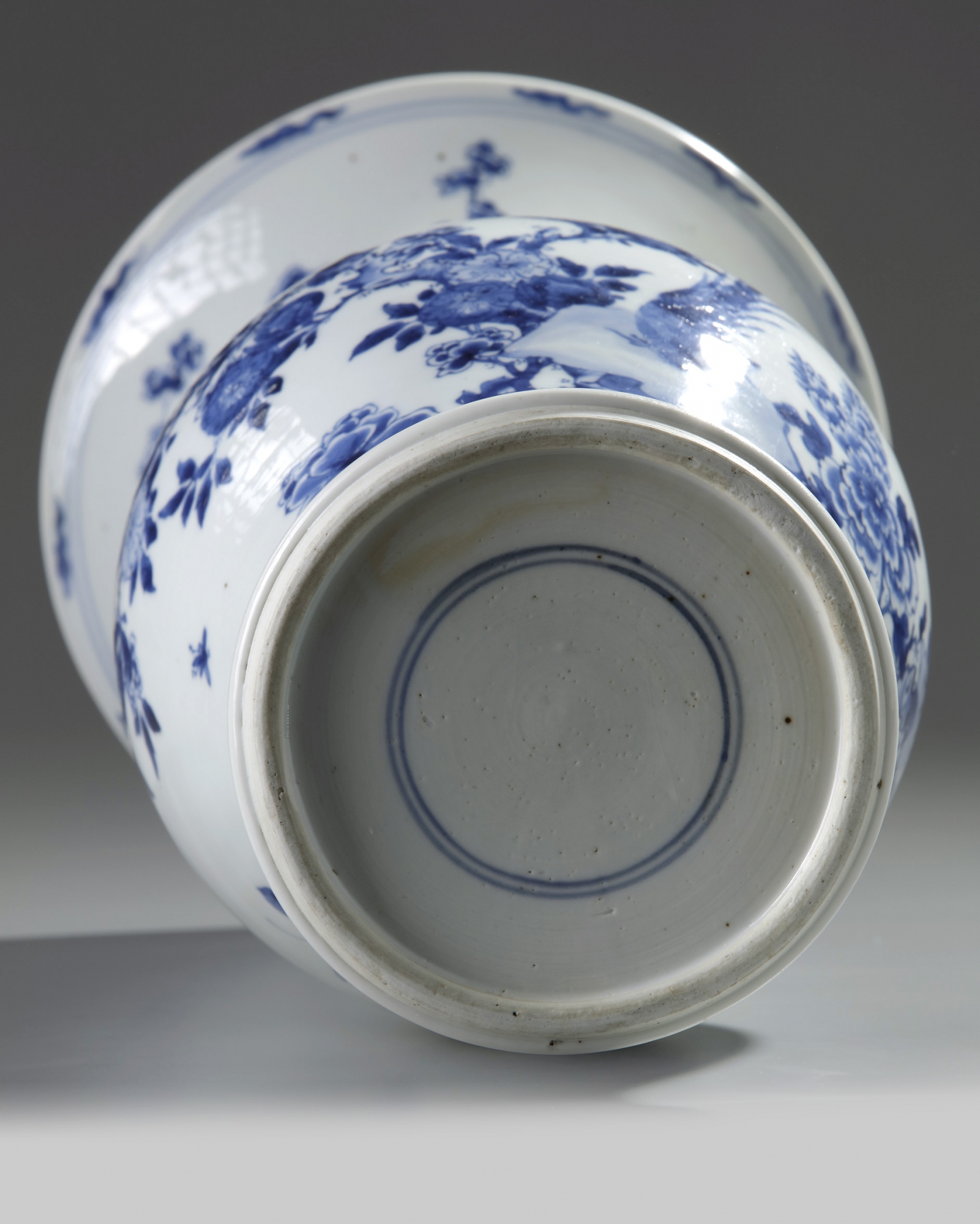 A Chinese blue and white phoenix tail vase - Image 5 of 5