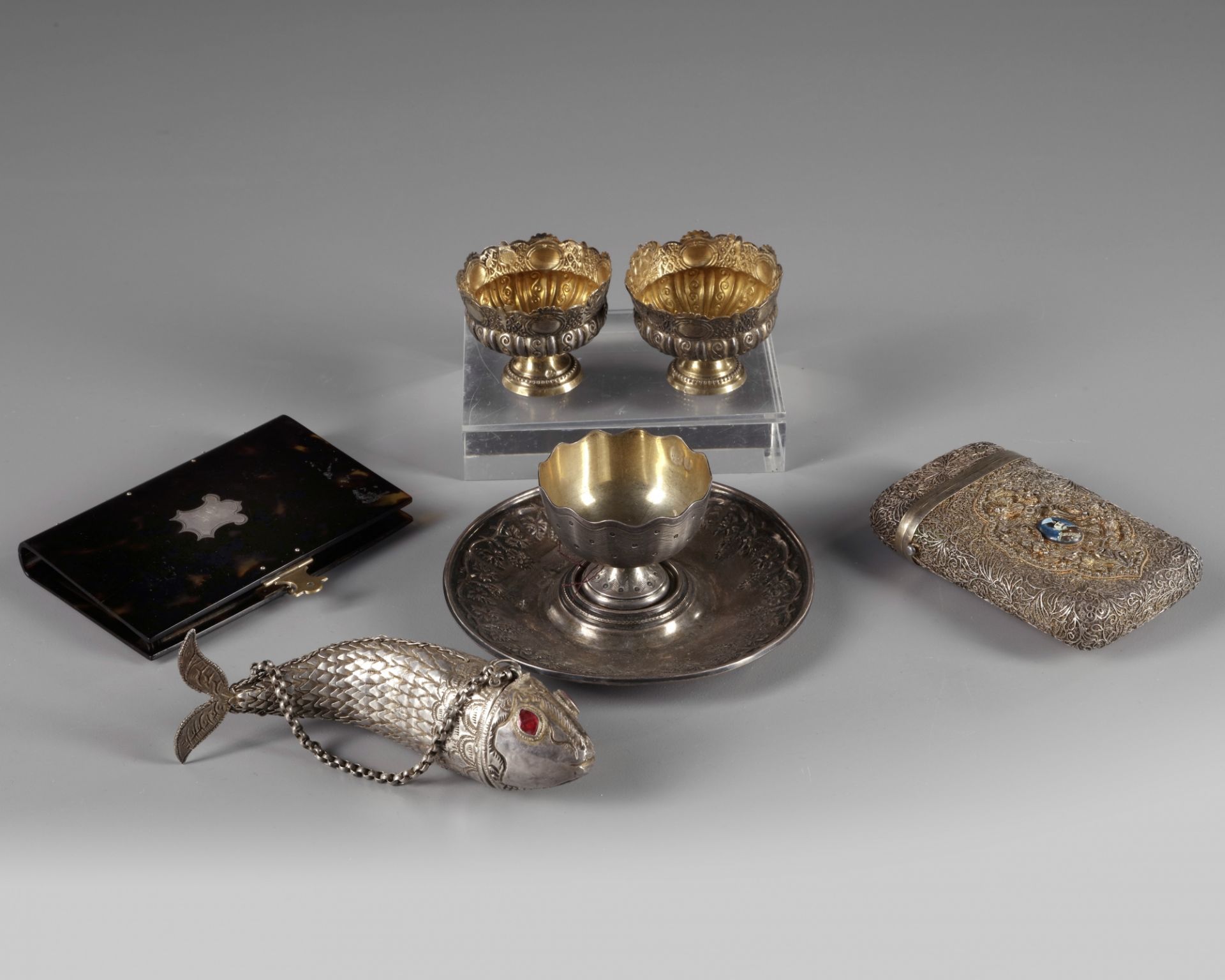 Six Islamic silver objects and a tortoise shell card holder - Bild 2 aus 2