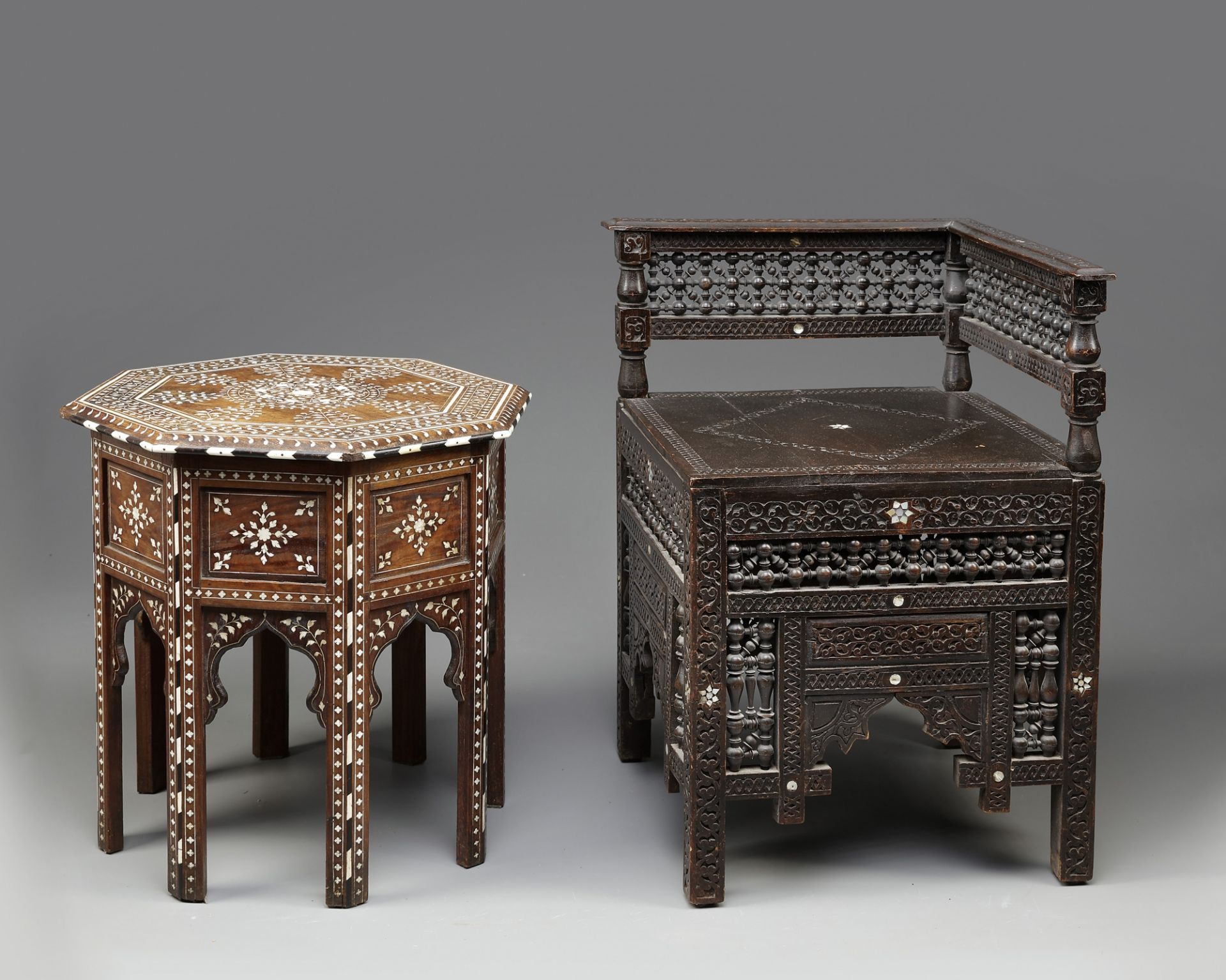 An Islamic table and a square chair - Bild 2 aus 2