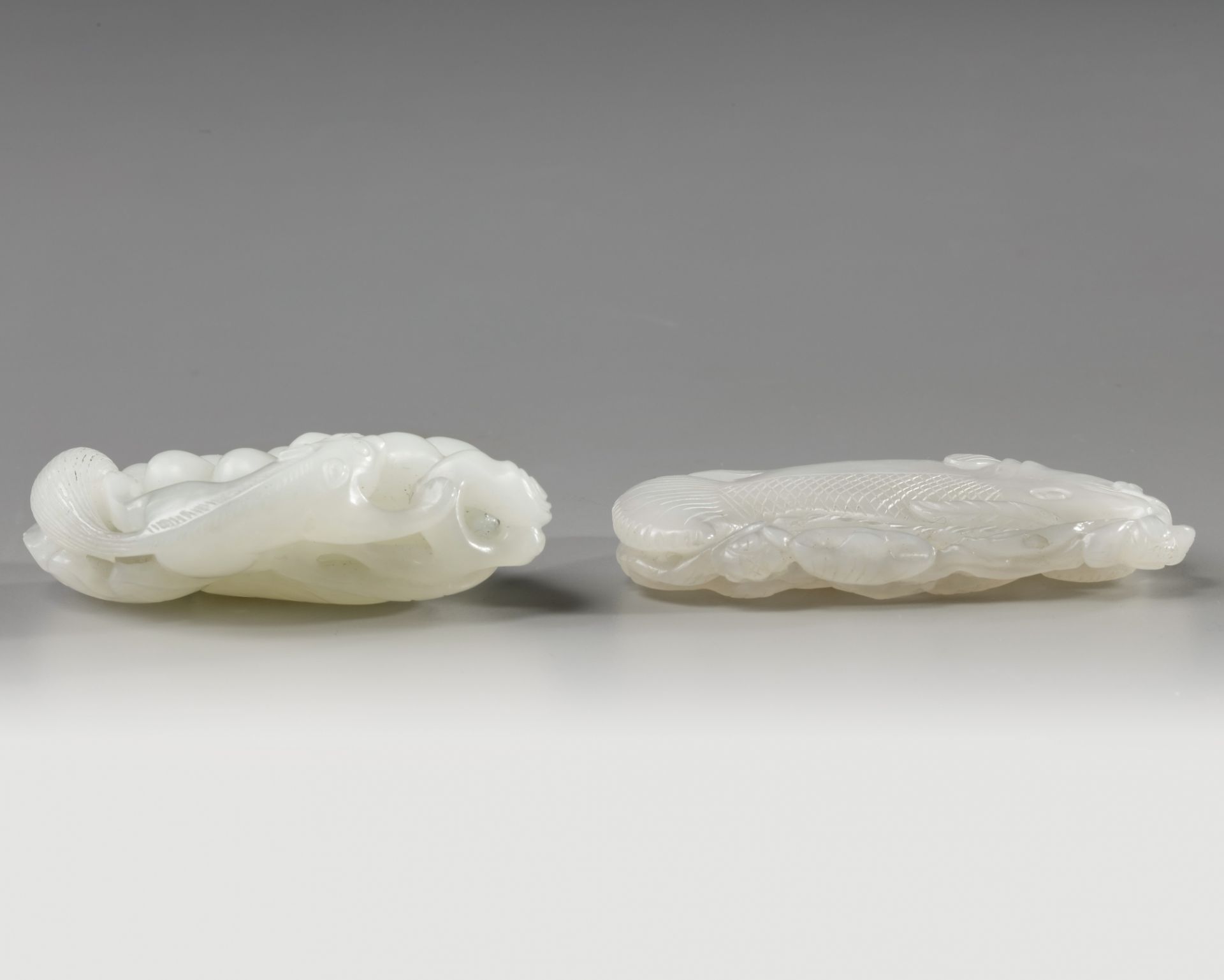 A Chinese white jade ‘squirrel and grapes’ carving and a white jade ‘twin fish’ carving - Bild 3 aus 3