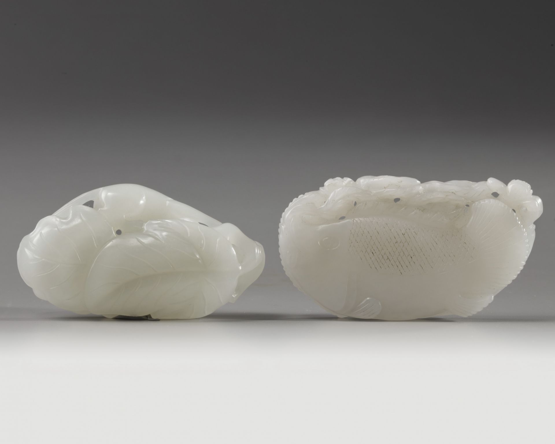 A Chinese white jade ‘squirrel and grapes’ carving and a white jade ‘twin fish’ carving - Bild 2 aus 3