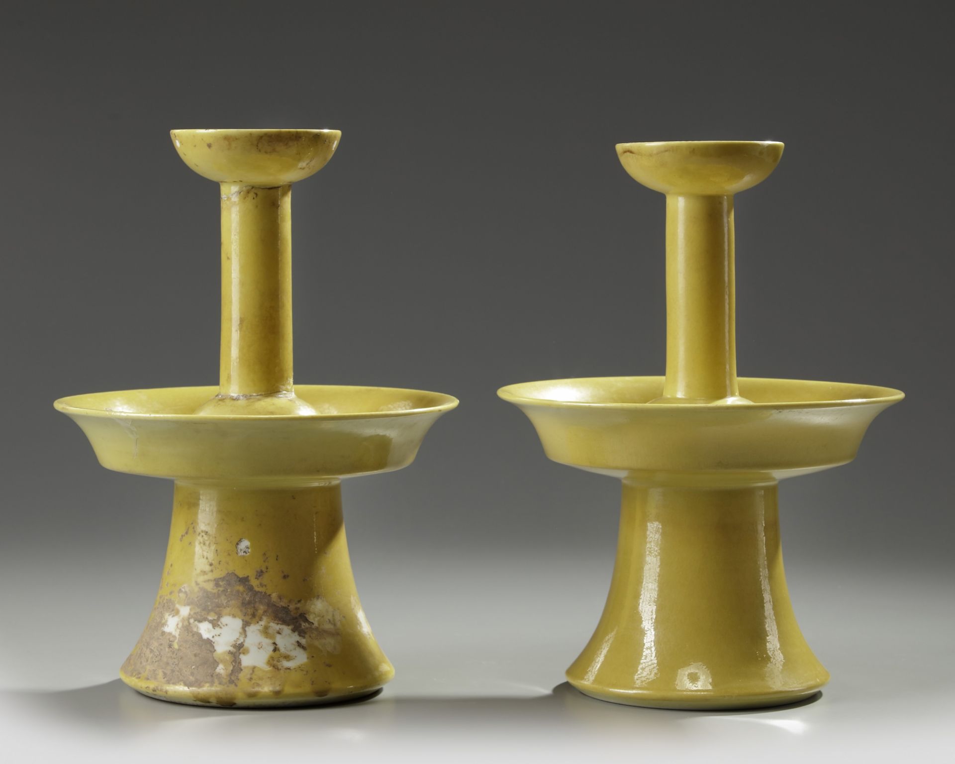 A pair of Chinese yellow-glazed candlestick holders - Bild 2 aus 4