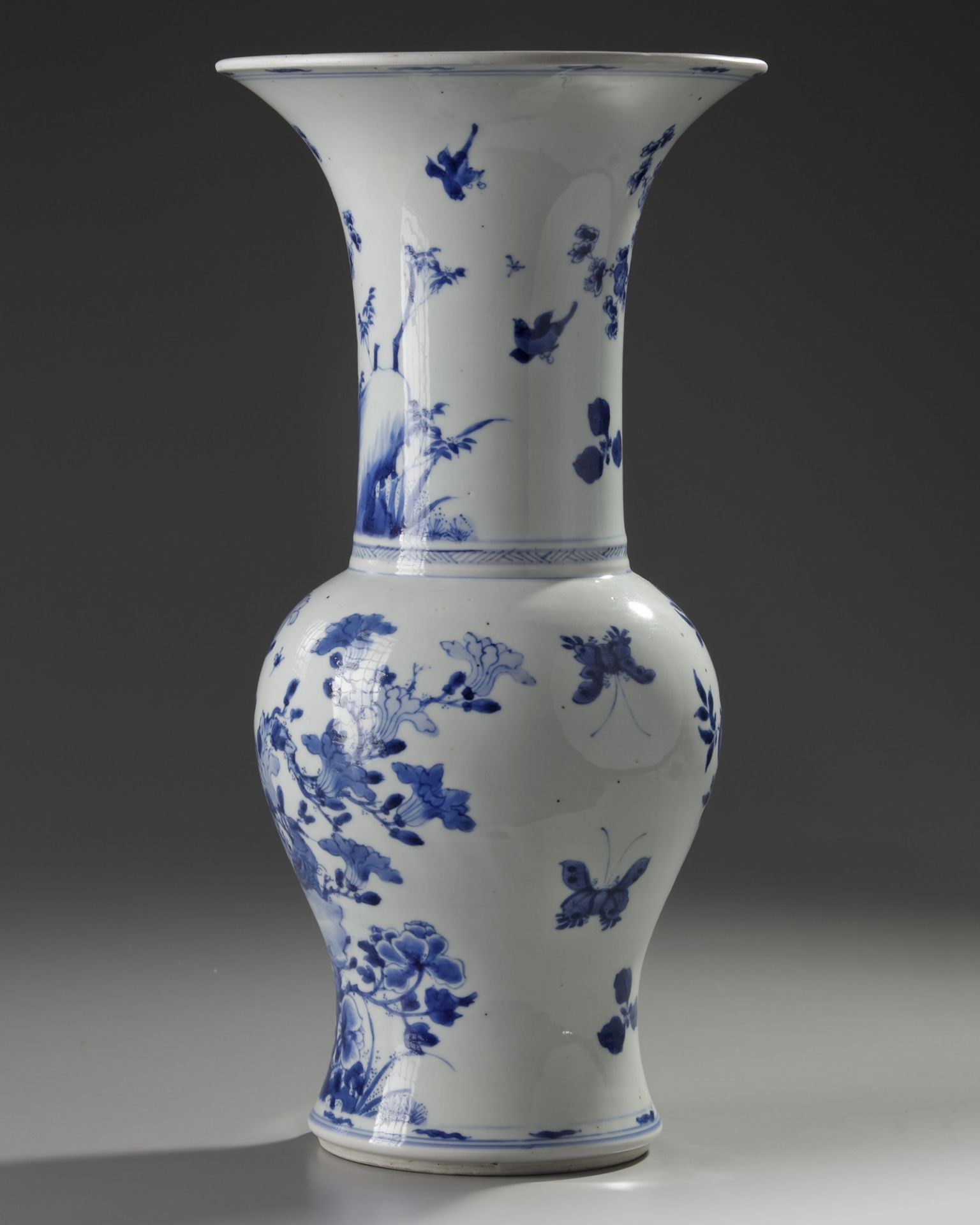 A Chinese blue and white phoenix tail vase - Bild 4 aus 5