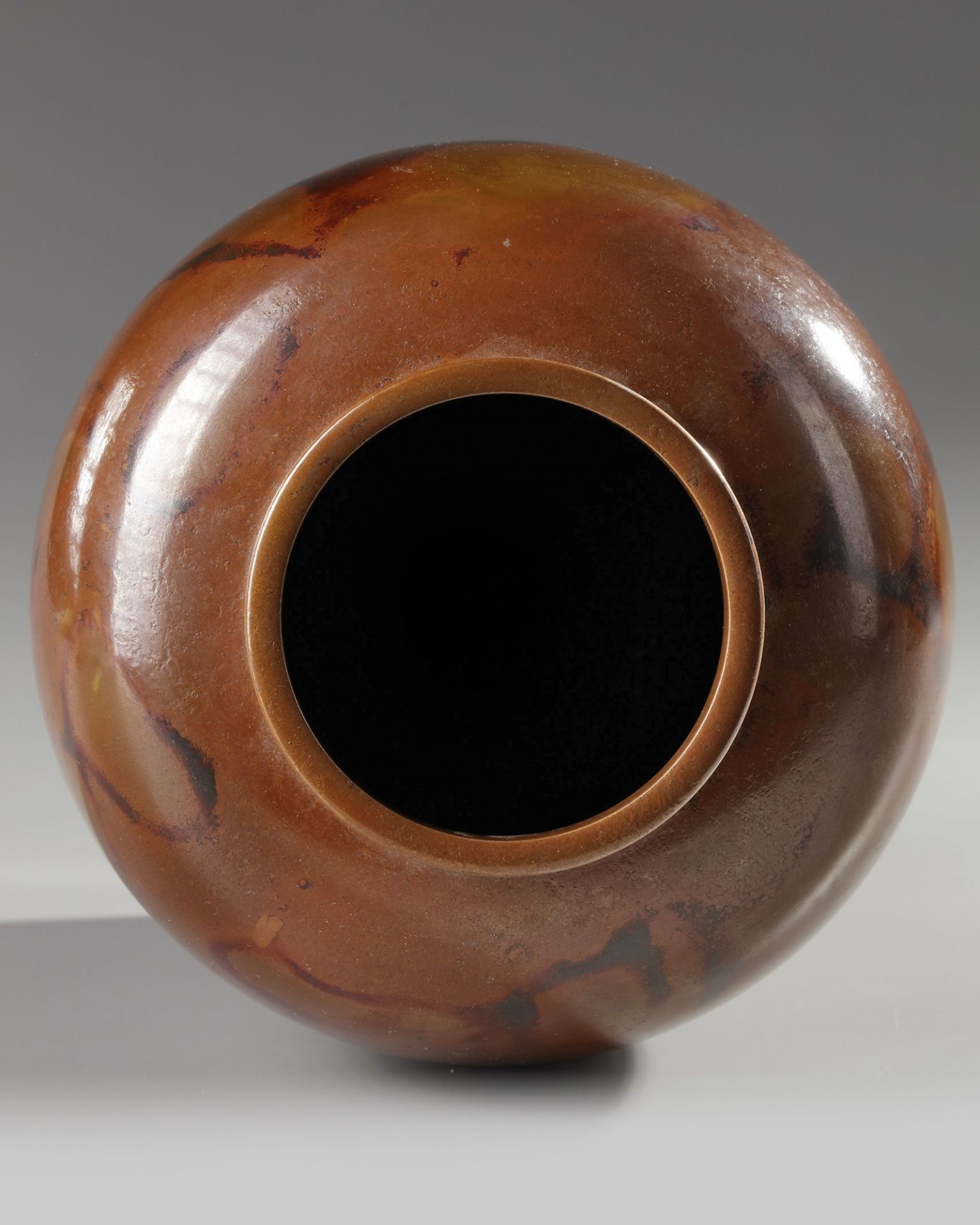 A Japanese bronze vase - Bild 4 aus 6