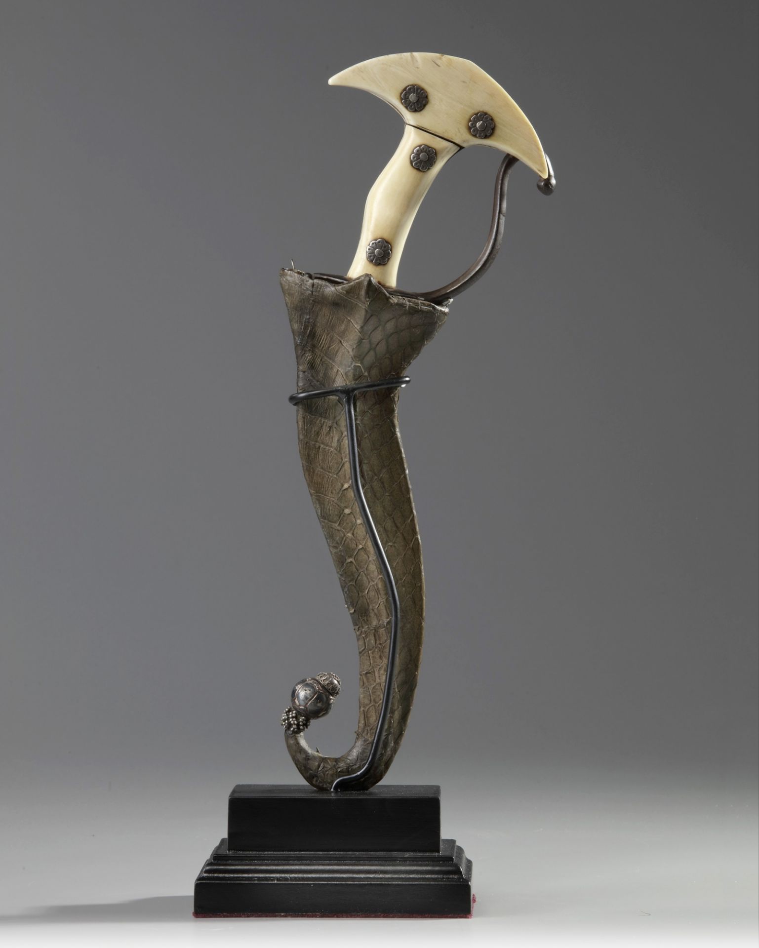 An islamic dagger with snake-skin sheeth - Image 2 of 3