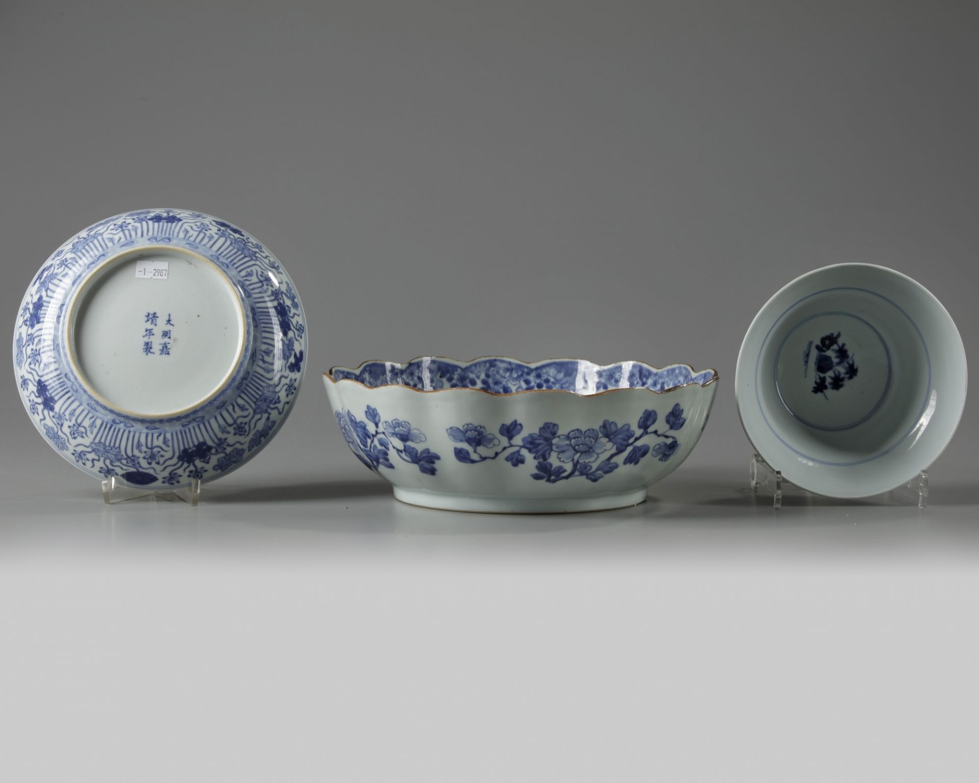 Two Chinese blue and white bowls and a dish - Bild 3 aus 3
