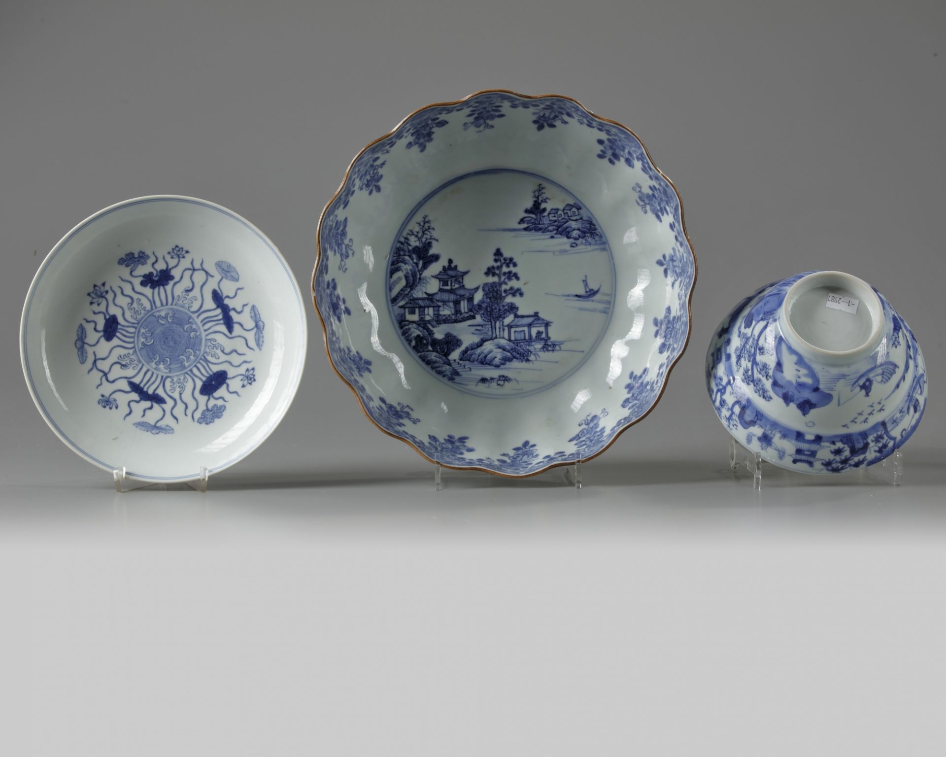 Two Chinese blue and white bowls and a dish - Bild 2 aus 3