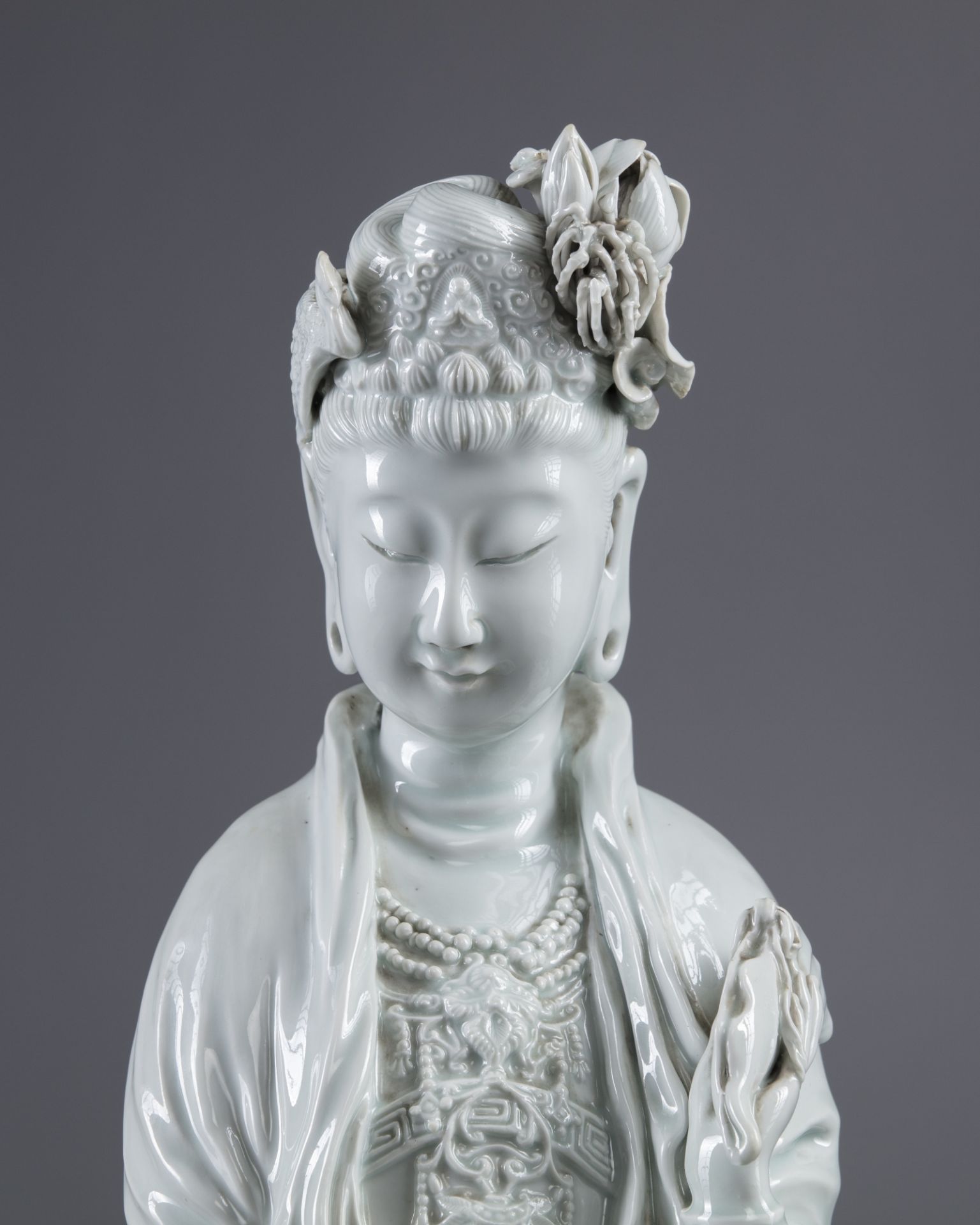 An exceptional large dehua glazed figure of Guanyin with child - Bild 2 aus 6