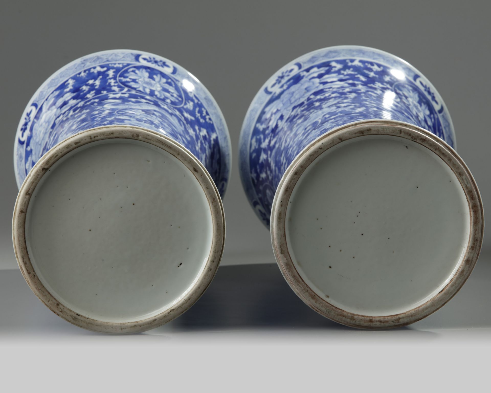 A pair of Chinese blue and white 'qilin' gu vases - Bild 4 aus 4