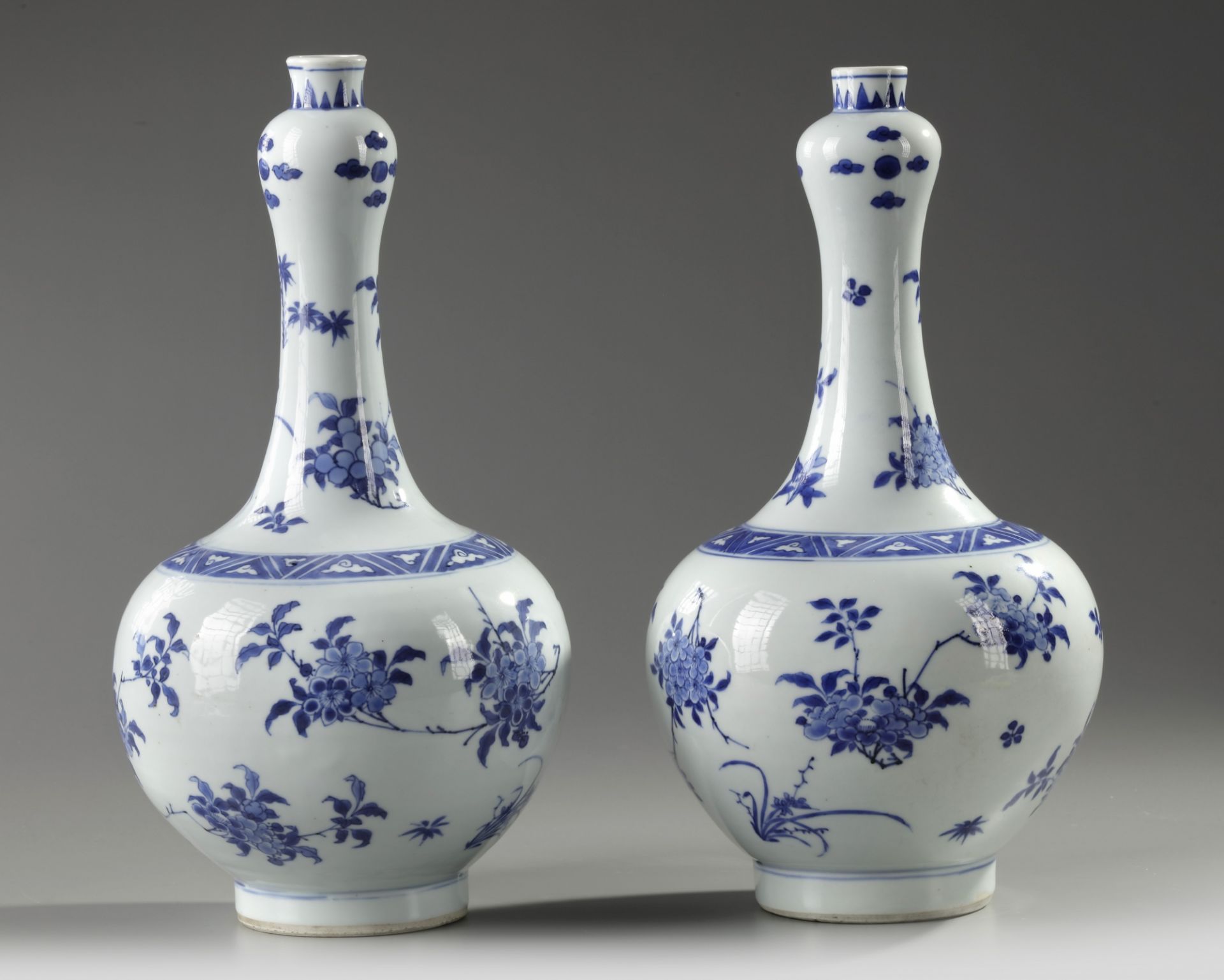 A pair of Chinese blue and white 'floral' bottle vases - Bild 2 aus 4
