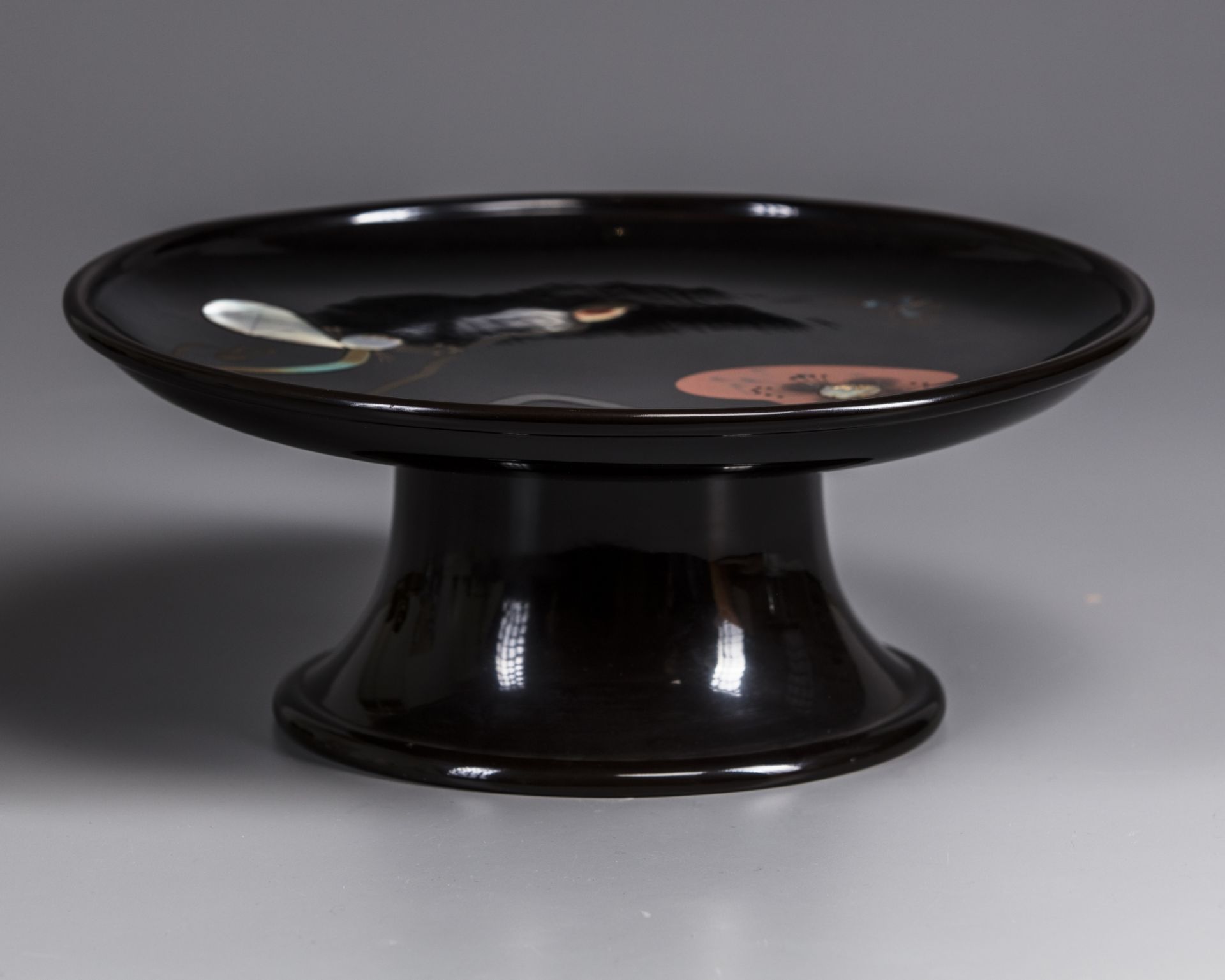 A Japanese circular lacquered tray - Bild 2 aus 2