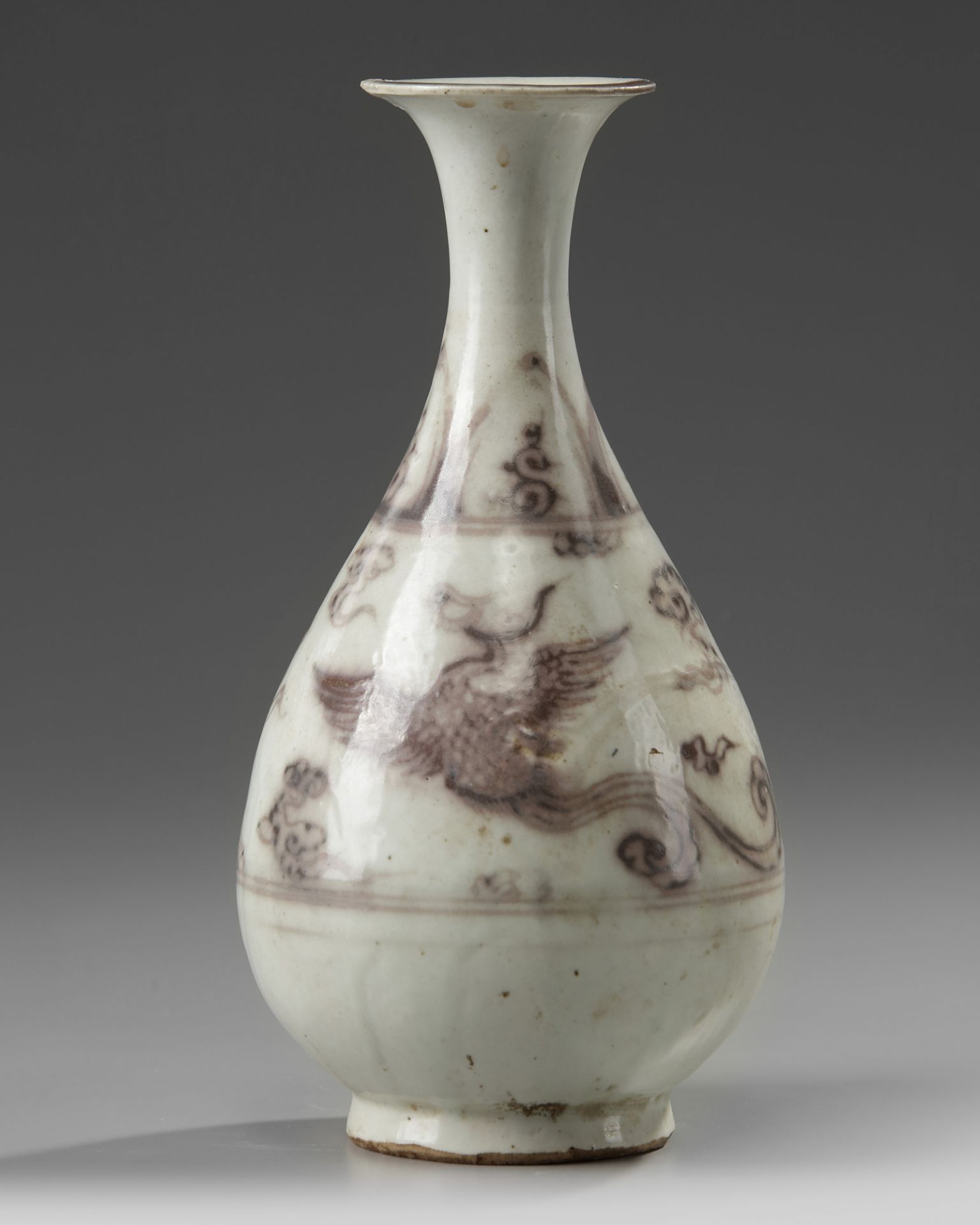 A Chinese Ming-style underglaze copper red 'phoenix' pear-shaped vase, yuhuchunping - Bild 2 aus 5