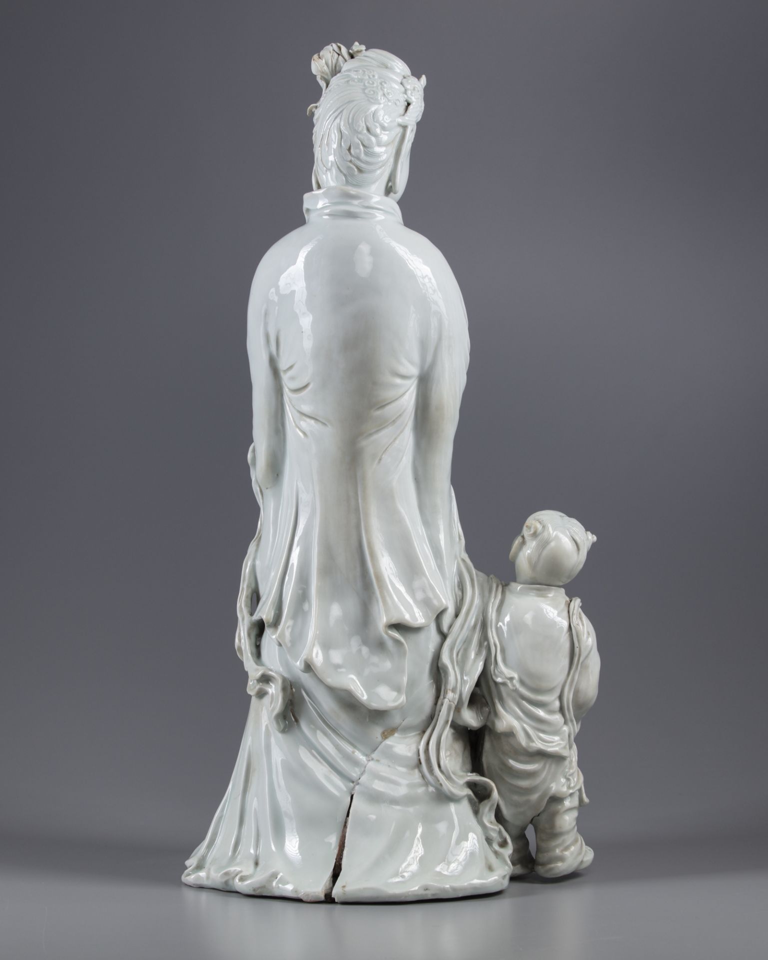 An exceptional large dehua glazed figure of Guanyin with child - Bild 3 aus 6