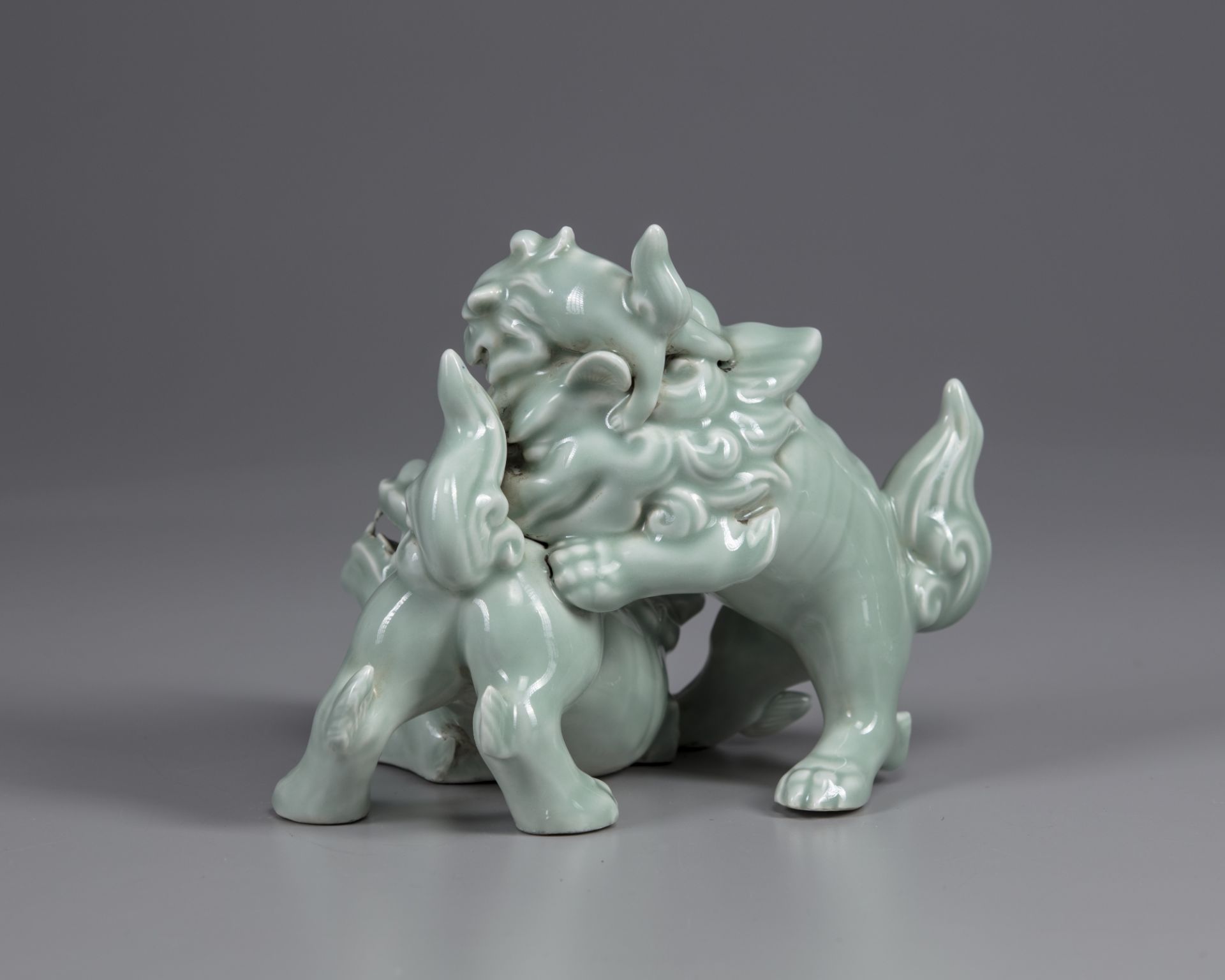 A Japanese celadon statue of two lions - Bild 2 aus 3
