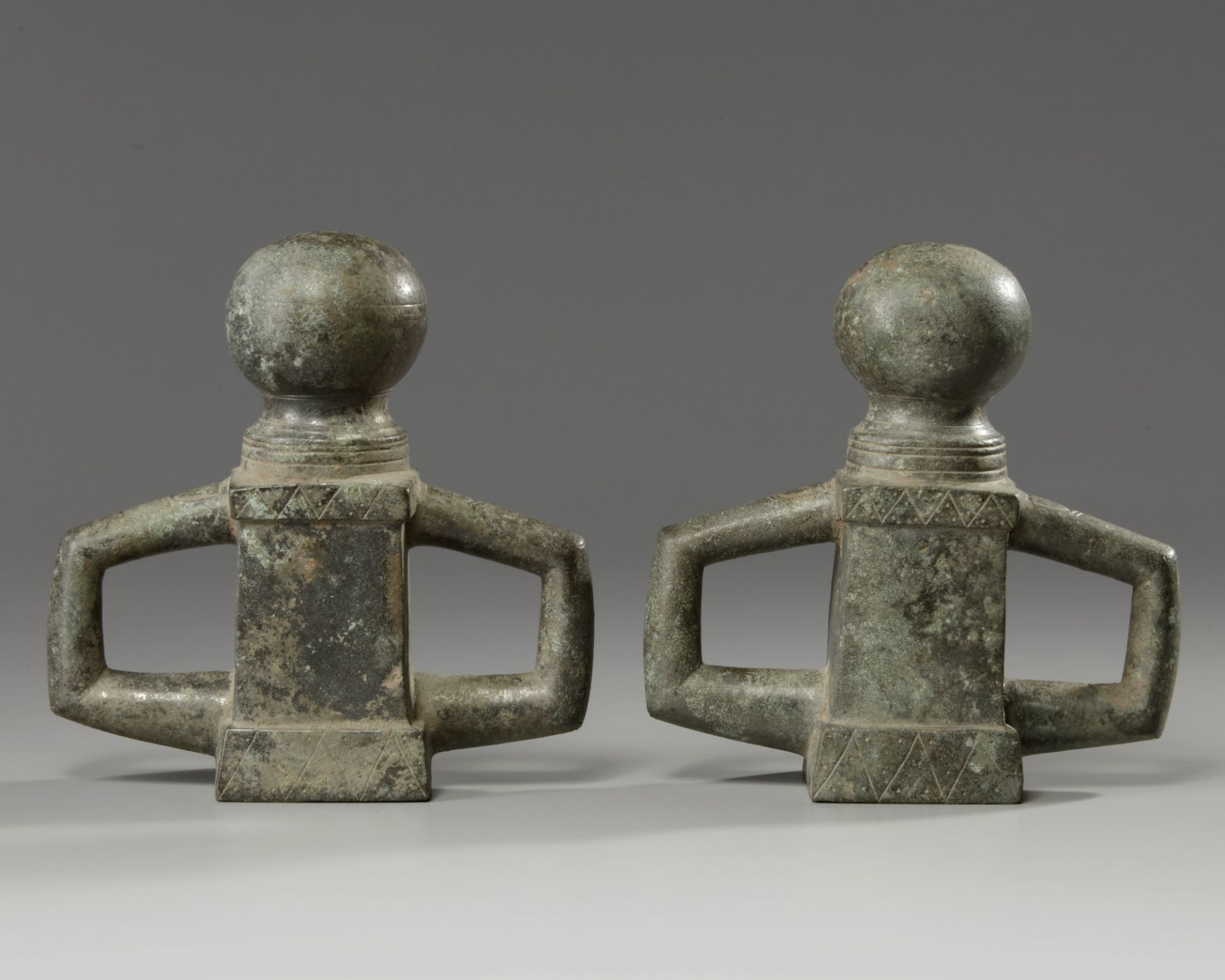 A pair of Roman bronze chariot cleats - Bild 3 aus 4