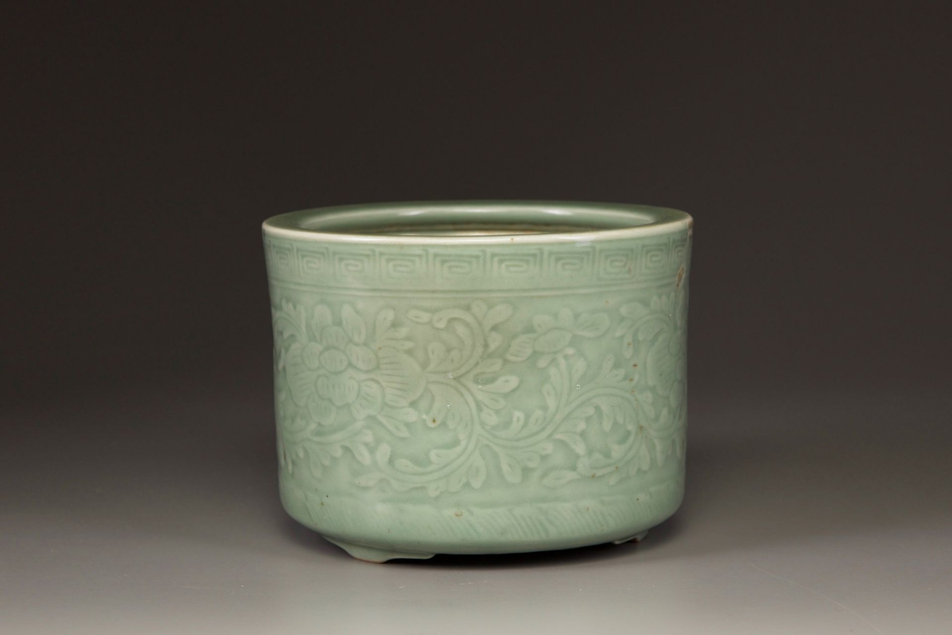 A Chinese celadon glazed tripod censer - Bild 2 aus 7