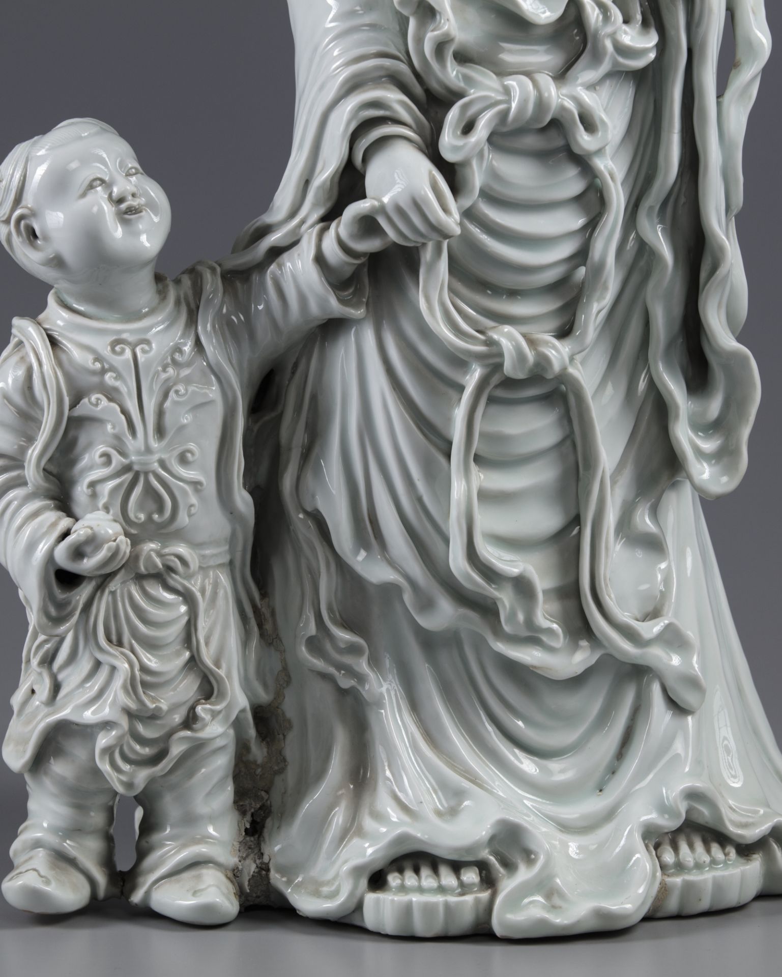 An exceptional large dehua glazed figure of Guanyin with child - Bild 4 aus 6