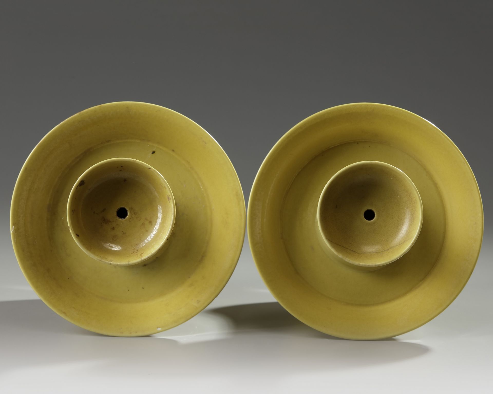 A pair of Chinese yellow-glazed candlestick holders - Bild 3 aus 4