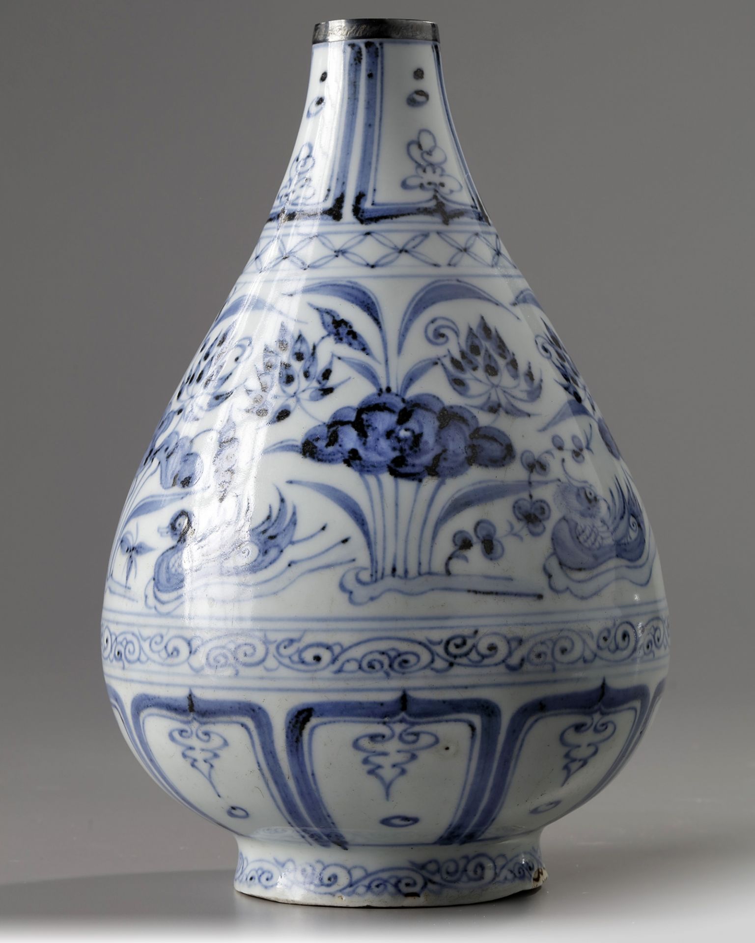 A Chinese blue and white bottle vase - Bild 2 aus 5