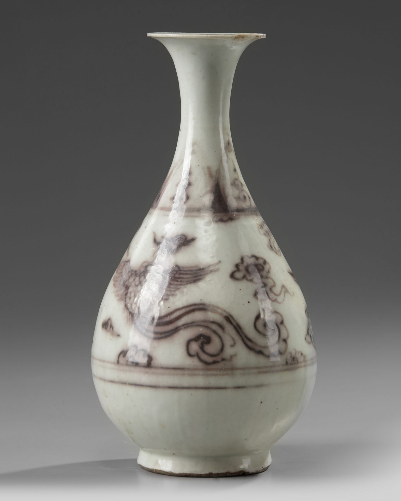 A Chinese Ming-style underglaze copper red 'phoenix' pear-shaped vase, yuhuchunping - Bild 4 aus 5
