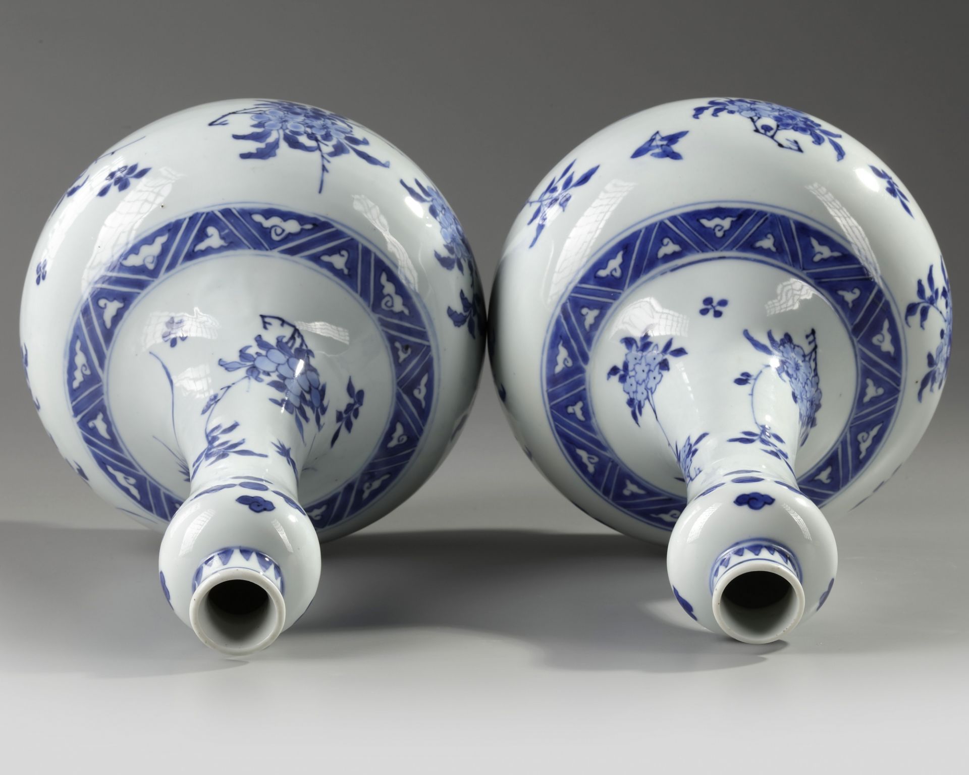 A pair of Chinese blue and white 'floral' bottle vases - Bild 3 aus 4