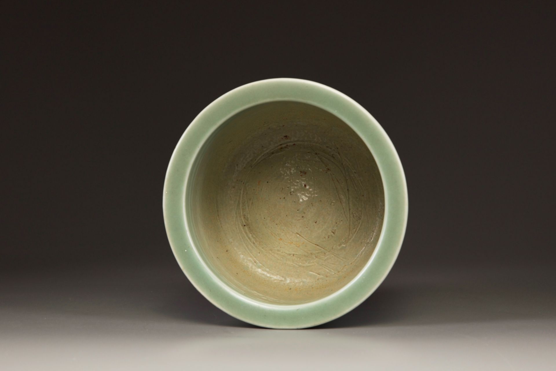 A Chinese celadon glazed tripod censer - Bild 5 aus 7