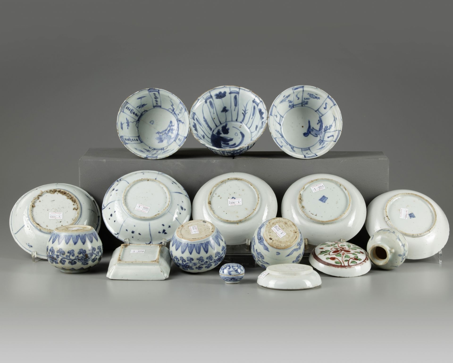 A group of fifteen Chinese porcelain vessels - Bild 2 aus 2