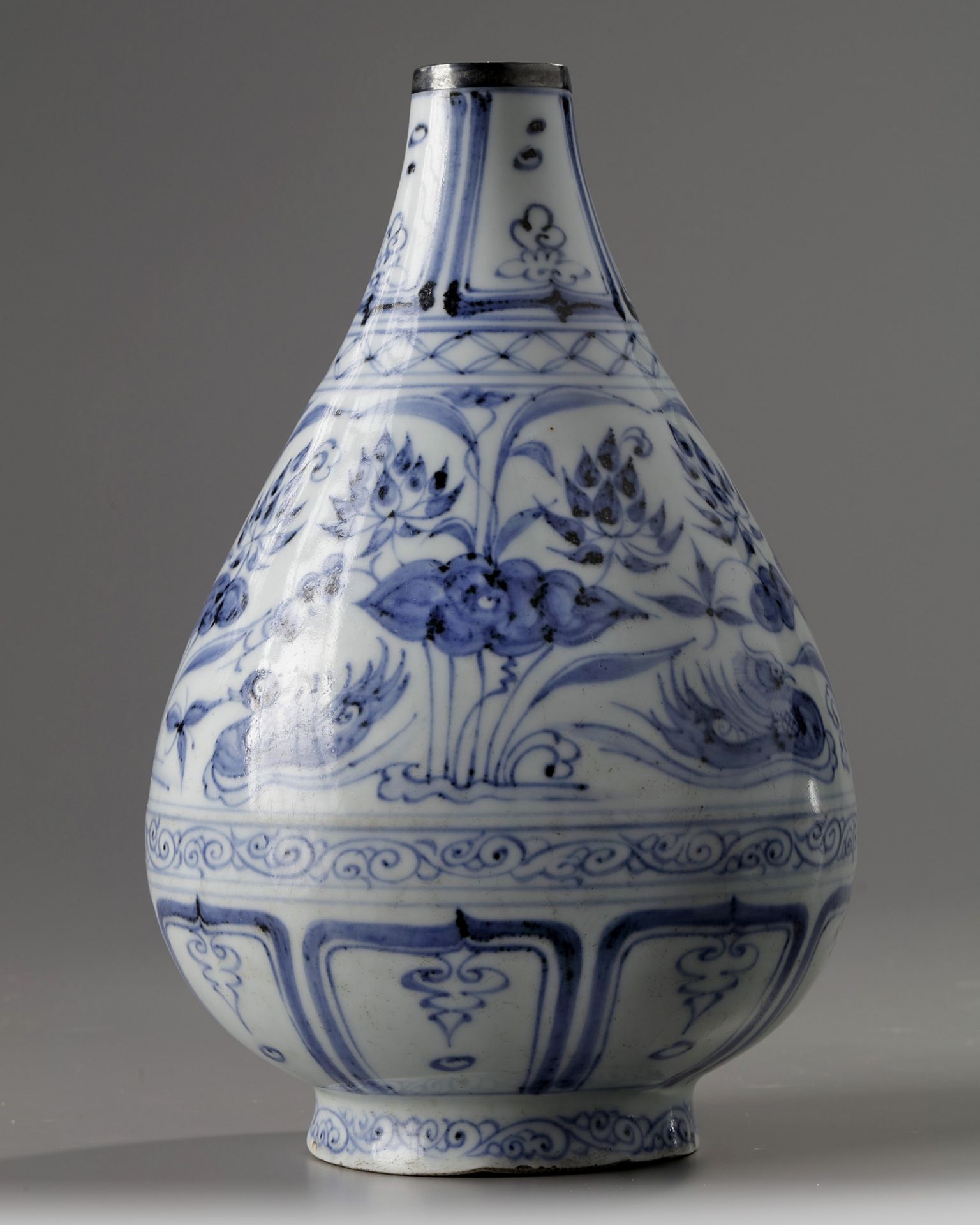 A Chinese blue and white bottle vase - Bild 3 aus 5