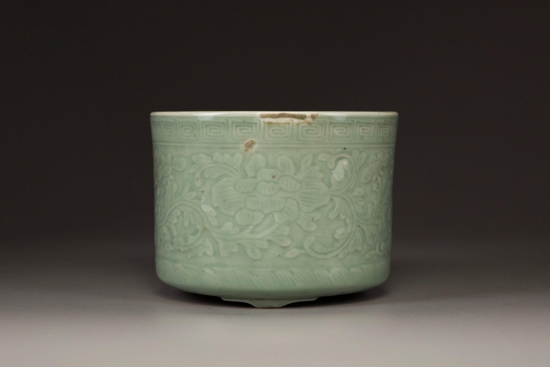 A Chinese celadon glazed tripod censer - Bild 4 aus 7