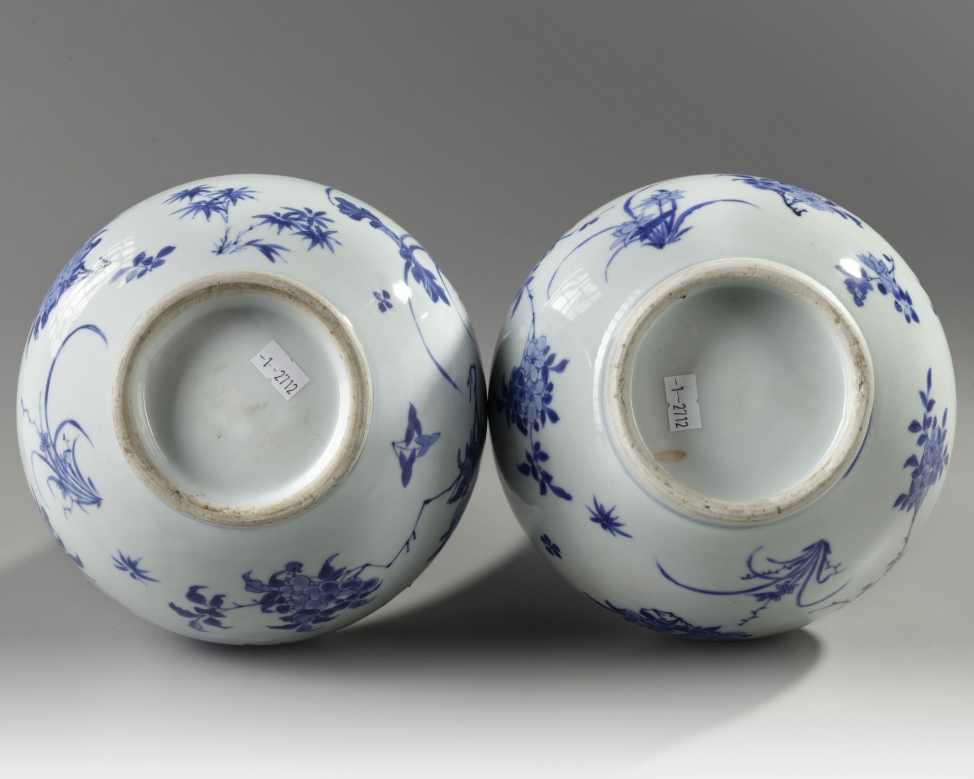 A pair of Chinese blue and white 'floral' bottle vases - Bild 4 aus 4